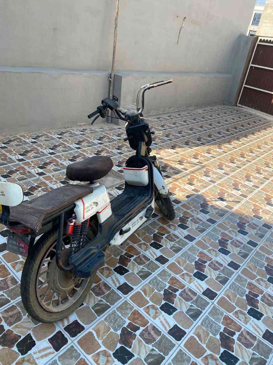 السلام عليم عندي هاذ الماطور للبيع الماطور يعوزو باتريات وسكليتر السعر 50وبي مجال بصيت ،،***********
