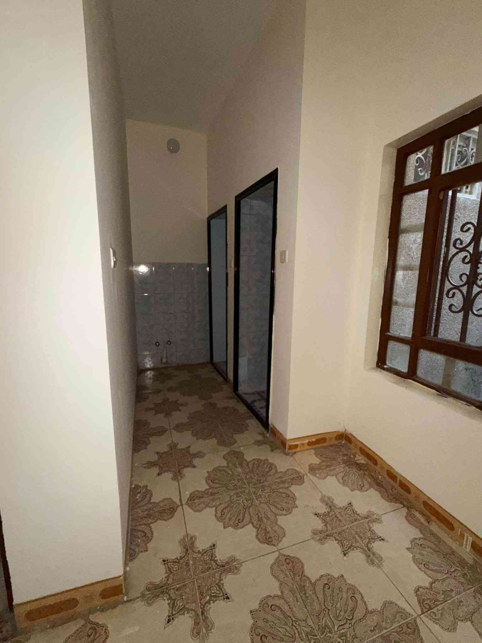 سلام عليكم 
يتوفر بيت للبيع
المكان  كربلاء المقدسه 
الجمعيه 
فرع فندق اولاد الرسول او افندق القريشي 
نهايه الشارع قرب منتوجات النفطيه سابقا 
يبعد عن الامام الحسين 10دقايق مشي 

المساحه 105 متر
واجهة 7.5 
طابقين 
استقبال ومطبخ وصاله
حمامات ثنين ومنور
طابق ثاني غرفتين نوم وحمام تواليت 
نضيف جدا البيت 

***********
***********
