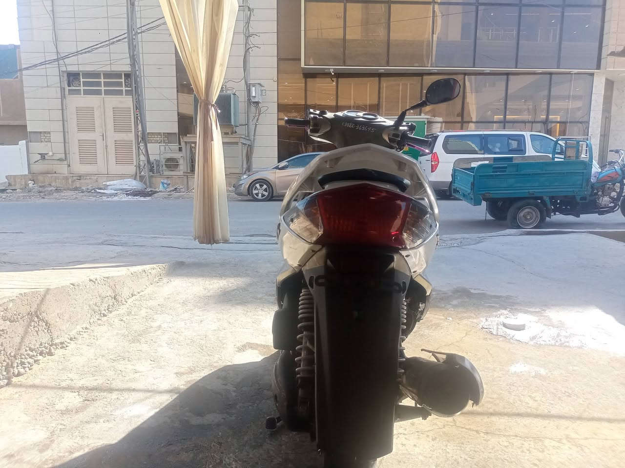 سلام عليكم شباب دراجه للبيع سكنس شمعه . مامفتوحه دراجه بلادي نضيفه .دراجه مامبدل شي بيه كله بلادي سعر خاص. رقم الهاتف . ***********
