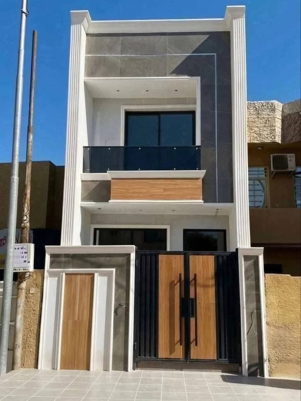 ⁨ دار للبيع 🌿 
حي الجهاد ظباط الشهداء 🌿 

بناء حديث مودرن زيرو 
⚪ مساحة 107 متر 
🔻 واجهة 4.30
🔻 نزال 25

⚪ يحتوي الدار على :
🔻الطابق الاول
1.طرمة 
2.صالة
3.مطبخ 
4.غرفة نوم 
5.مناور عدد 2
6.خدمات
 
🔻 الطابق الثاني
1.غرف نوم عدد 2
2.حولي درج 
3.خدمات 
4.بيتونة كبيرة 
5.مخزن

💠 موقع الدار مميز
حي الجهاد ظباط الشهداء / قرب جامع محمد رسول الله
قريب عن الشارع العام 

للاستفسار والتواصل :
***********
واتساب متوفر
