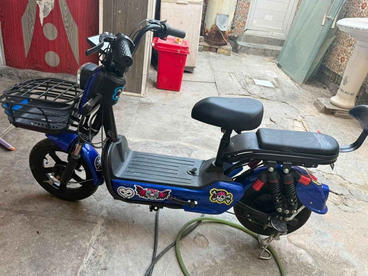 شباب دراجة حجم 14 نضيفة كلش سعرهة 250 قفلها اني شتريتهة ب360 4 بطاريات ليثيوم و2 سويج و2 بصمات وكلشي شغال بيهة الشارات يسرة ويمنة ضوة هورن يتوفر شاحنة مع الدراجة هدية  ولحاب يشتريهة يتصل على هاذ الرقم *********** وتحياتي للجميع
