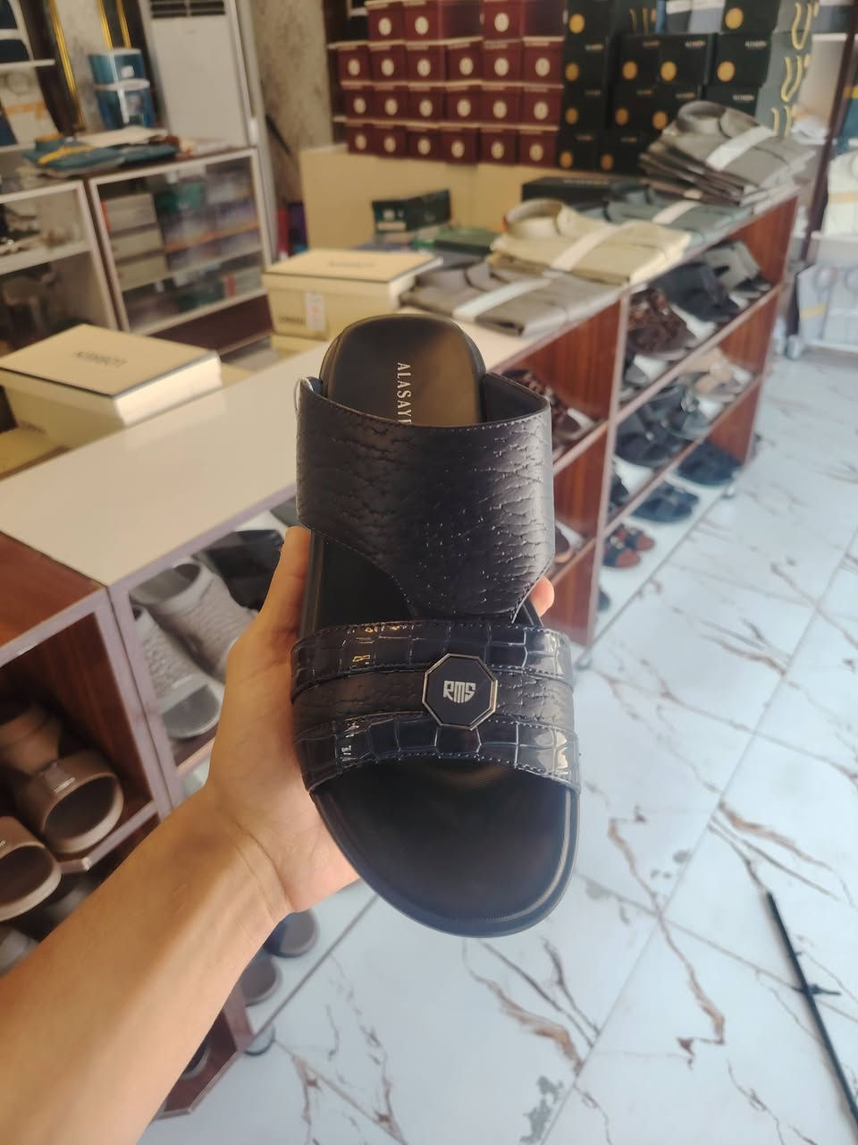 ازياء تميم  
🔥 موديلات جديدة من الشحاطة الرجالي الأصلي 🔥
كف + إصبع
📏 القياسات: 40 إلى 45
📍 العنوان: الشرقاط – السوق الجديد – شارع الخياطين – محل 29 – أزياء تميم، مقابل مجمع السلام
📦 يوجد توصيل لجميع محافظات العراق
📲 للحجز والاستفسار على الواتساب: ***********
