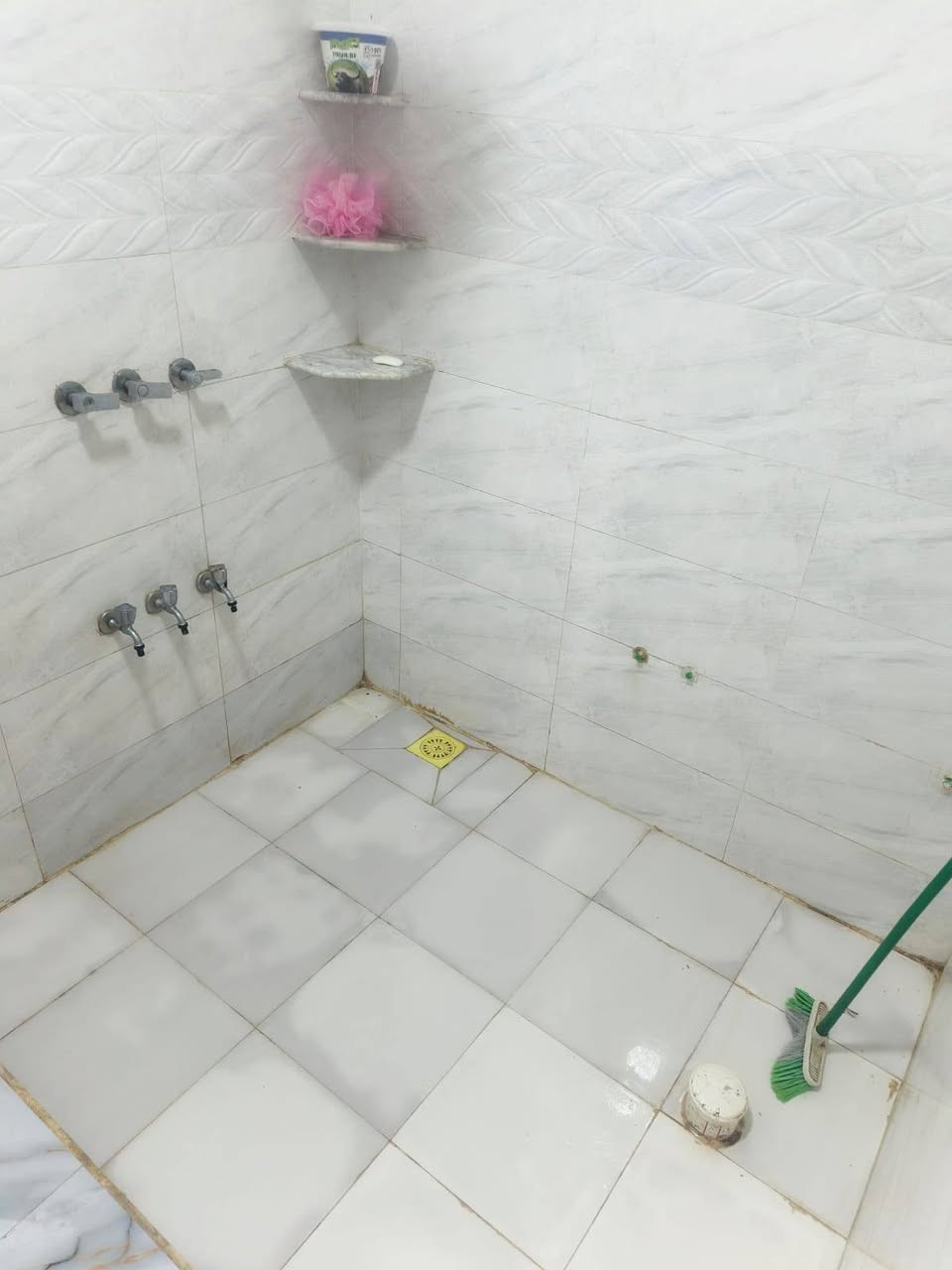 بيت للبيع طابو ملك منطقة نهاوند  شارع العلوة وتطلع كلة كبل ورة دائرة المجاري 200 متر بناء حديث سعر 130 قفل للتواصل خاص او واتساب ***********
