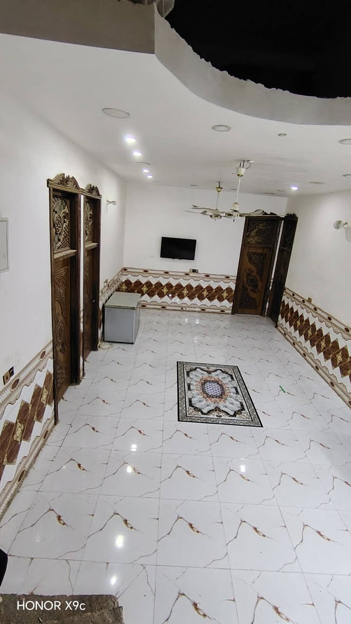 سلام عليكم ورحمة الله وبركاته منزل البيع موقع حي فرات طريق سنيه سياحي قرب سكه قطار لاستفسار *********** سند ٢٥ مساحه ٣٤٠ وحديقه ١٠٠ بنيان حديث مسلح كونكريت البيت جاهز يبعد عن شارع العام ٨٠ متر اربع غرف نوم وصاله ومطبخ حار وبارد صحبات جوه وبره لاستقبال مناور كافه خدمات ماي كهربائي مولد شارع

نص مكتوب في الصور:
- HONOR X9c