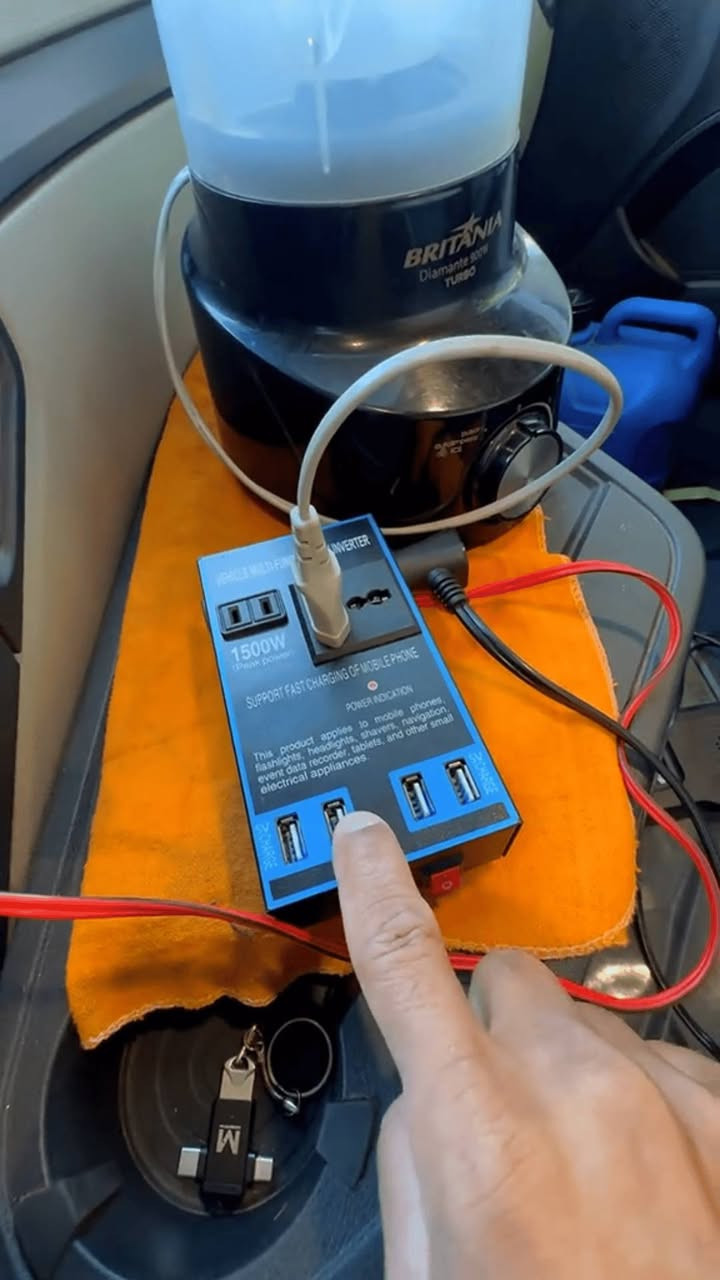 محول سيارة • ١٥٠٠ واط • ٤ منافذ USB