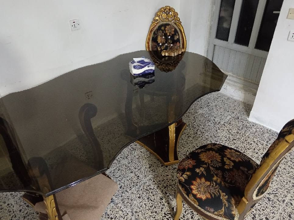 میزی نان خواردنی شووشەیی 8 نەفەری
شوین سلێمانی گردەکەی سەرچنار 
*********** السليمانية, العراق

