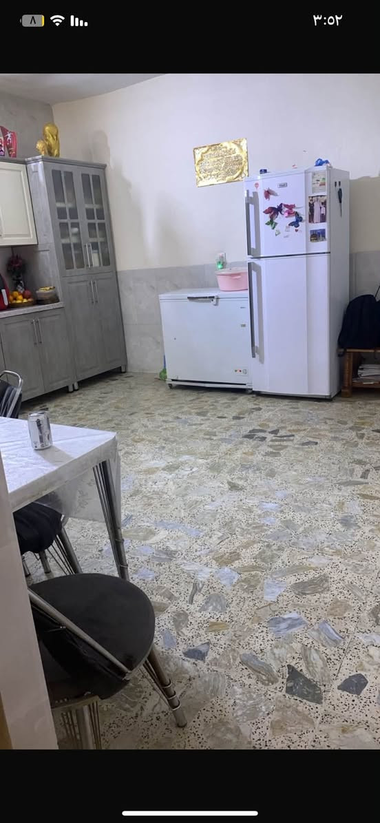 بيت بالديوان خلف جامع الرحمن المساحه١٤٠ الببت كامل مابي اي نقص واجهه ٥ونص والنزال ٢٥ طابو صرف كراج ومطبخ حار  وهول واستقبال وغرفة نوم وخدمات وفوك ٣غرف نوم وبوجه الشمس والسعر ٢٠٠وبي مجال الاتصال على الرقم *********** ابو حسن

نص مكتوب في الصور:
- ٣:٥٢