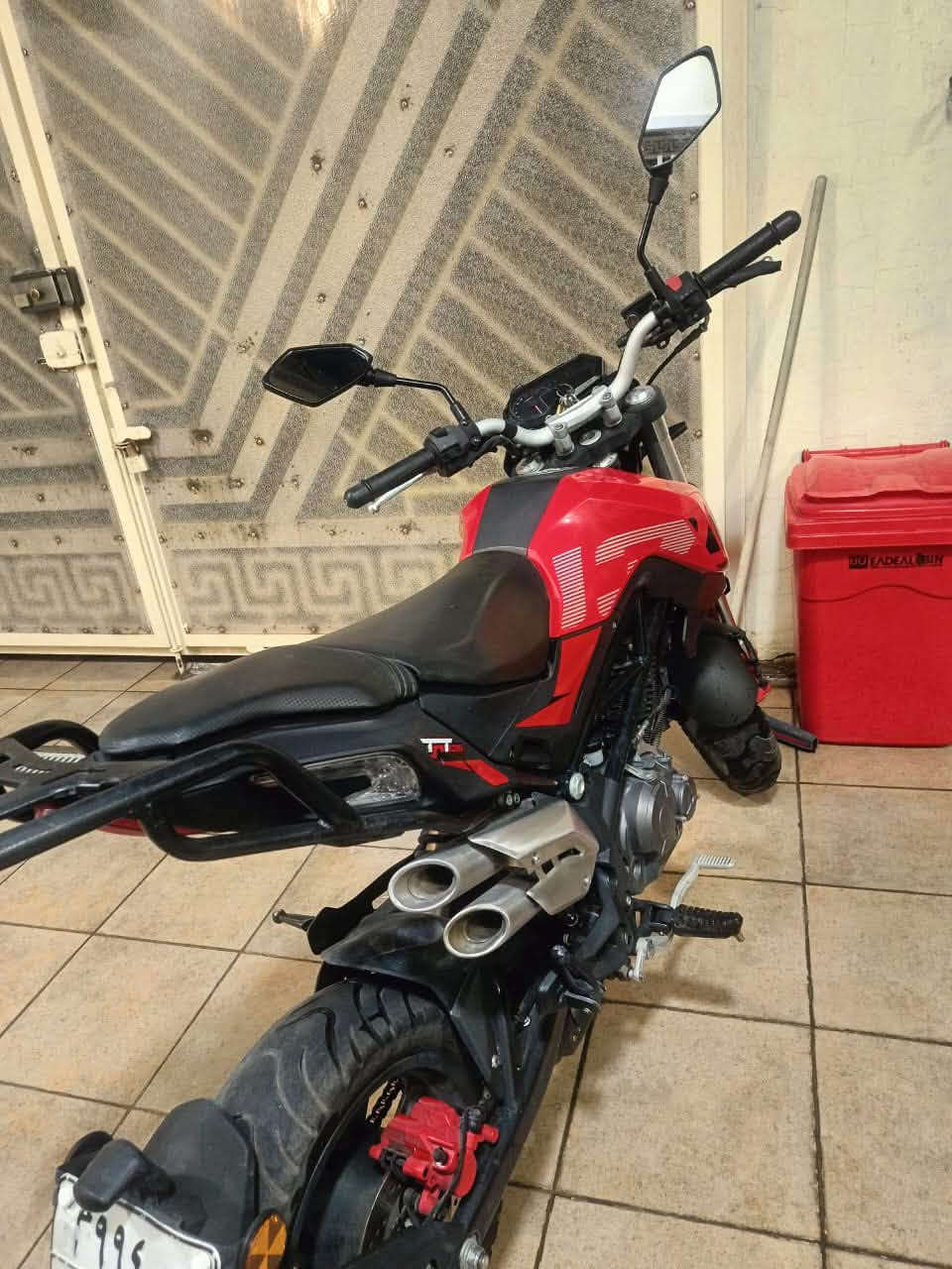 السلام عليكم
مكلف بالنشر 

للبيع دراجة بينيلي Benelli TNT 150

اللون: أحمر وأسود
الموديل: Benelli TNT 150 2023
دراجة رياضية، شكل أنيق وحلو، مناسبة للاستخدام اليومي والشبابي.

محرك 150cc
گير عادي
فرامل ديسك
مرقمة وتحويل ثاني يوم

الموقع: [الكاظمية شارع 60]
السعر: [مليونين ونص] وبيها مجال حگ الجية
للتواصل: [***********]

الدراجة نظيفة و مكفولة ماشية 17000
تاخذها متتعبك وحلوة مرتبة كلش 
كلشي بيها بلادي برغي ما مفتوح بيها
تبديل الدهن يم الشركة بانتظام
بانزين ما شامة ريحة العادي كله محسن
