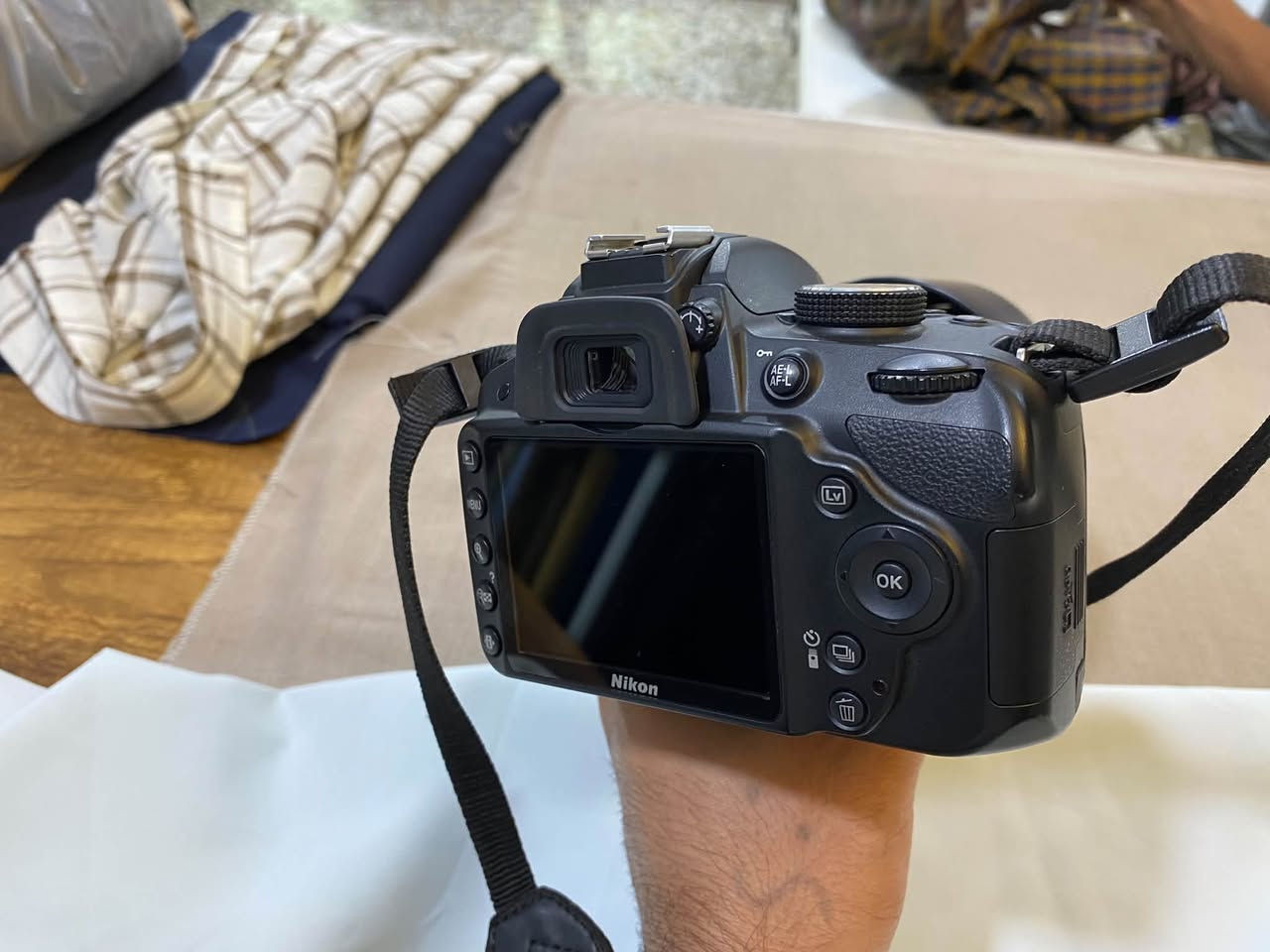 كاميرا Nikon3200 نظافة جداً عالية
عدسة اصلية 18/55
الملحقات
جنطة 
حزام
بطارية عدد 2
السعر 325
عدسة سيكما 70/300
نظافة 100/100 استخدام مرة واحدة مع الكارتونة
السعر 150
بغداد-الشرطة الخامسة 
***********
