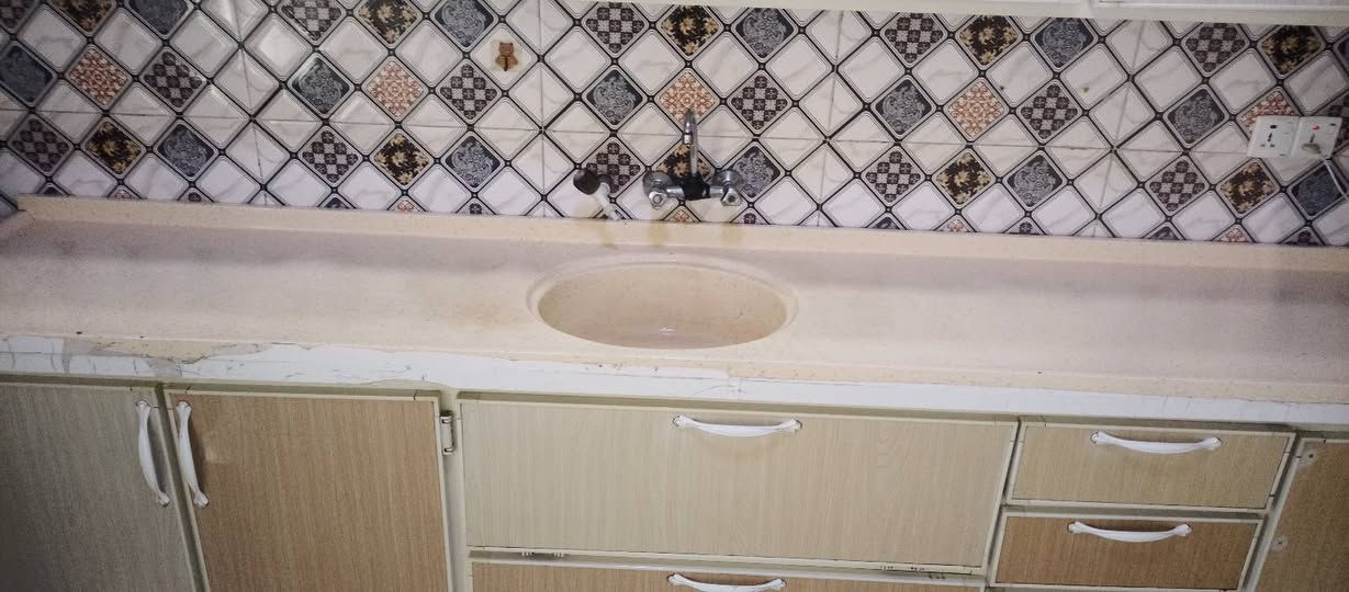 سلام عليكم  كاونتر للبيع اكرانيت الطول 3متر طابقين شغل درجه اوله نضيف كلش السعر 400  مكان الكاونتر كوفه شارع العسكري قرب مركز المتوحده لسعادي/وهذه رقمي ***********
