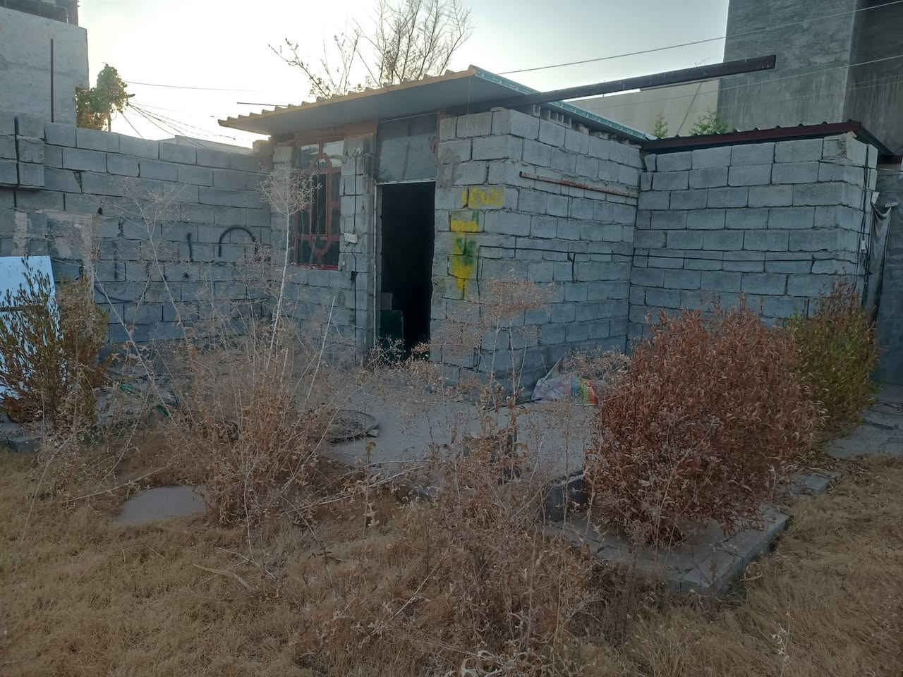 🏡 فرصة استثمارية ممتازة للبيع!
قطعة أرض مسيجة بالكامل ومجهزة، تصلح للسكن أو الاستثمار بموقع مميز.
📐 المساحة والنوع:
المساحة: 140 متر مربع.
نوع العقار: زراعي (مسيجة بالكامل).
🏠 تفاصيل العقار / البناء:
تحتوي على غرفة جاهزة.
صحيات كاملة.
حديقة داخلية واسعة.
⚡ الخدمات المتوفرة:
ماء إسالة متوفر وجاهز.
كهرباء وطنية واصلة.
منطقة كاملة الخدمات وسهلة الوصول.
📍 الموقع:
خلف إعدادية الصناعة مباشرة.
💰 السعر وطريقة التفاوض:
السعر المطلوب: 35 مليون دينار عراقي.
ملاحظة: السعر قابل للتفاوض للجادين.
📞 للتواصل والاستفسار:
يرجى الاتصال على الرقم: [***********]
أو المراسلة عبر الرسائل المباشرة.

نص مكتوب في الصور:
- فرصة استثمارية: قطعة أرض مسيجة للبيع خلف إعدادية الصناعة المساحة والمواصفات المساحة: 140 متر مربع نوع العقار: زراعي (مسيجة بالكامل) تفاصيل الدار غرفة وصحيات كاملة حديقة داخلية واسعة (غير مزروعة حالياً) الخدمات المتوفرة ماء إسالة (جاهز) كهرباء وطنية (واصلة) الموقع خلف إعدادية الصناعة مباشرة خلف إعدادية الصناعة السعر وطريقة التفاوض السعر: ٣٥ مليون السعر قابل للتفاوض نص الإعلان الجاهز "للبيع قطعة أرض مسيجة 140م خلف الصناعة، زراعي، متوفرة فيها الخدمات (ماء وكهرباء)، تحتوي على غرفة وصحيات وحديقة. فرصة للسكن أو الاستثمار. 👍🏻" سهولة الوصول اتصل الآن
