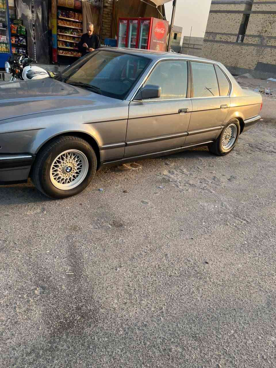 للبيع BMW الفئة السابعة - E32 - ملكة الطريق

*الموديل:1993 (BMW 735i)
*اللون:* رصاصي فيلي - بيها مصبوغه قماره وصندوك وبنيك

- محرك 6 سلندر 3500 الأصلي - مفتوح ما منقوص لا حرارة لا تبخير
- كير اوتوماتيك كهربائي 4 نمر - تبديل حرير
- داخل كامل خشب أصلي شركة + كوشنات كهرباء + تدفئة كراسي
- سنتر لوك + جام كهرباء 4 + مرايا كهرباء
- تبريد ثلج + تدفئة شغالة
- صدر جديد + تايرات جديدة + ويل BBS الأصلي مال 7
- دوشمة نظيفة كلش ومغلفة بنايلون مثل ما بالصورة
- سيارة جاهزة من كلشي ما تحتاج ألف دينار

*المكان:* البصرة 
*السعر:*  [ 65 ]
*للاستفسار:* [ *********** ]
