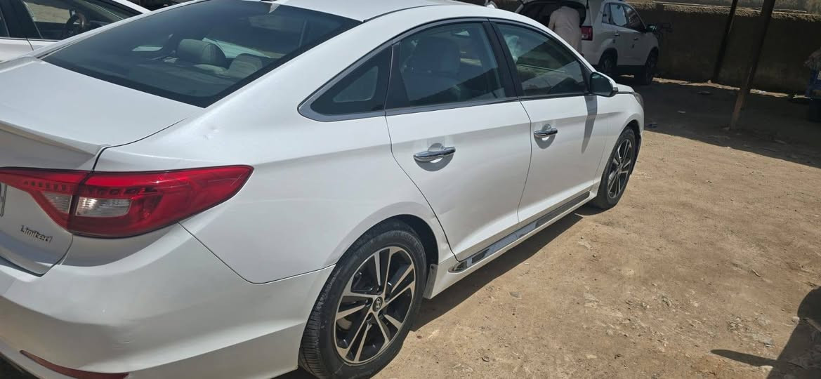 هيونداي سوناتا 2015 ليمتد (Limited) - وارد امريكي
بدون حادث فقط دعامية تبديل للبيع
​المواصفات الأساسية:
​الموديل: 2015.
​الفئة: ليمتد (Limited) - فول مواصفات (ما عدا الفتحة).
​اللون: أبيض صدفي ملكي.
​الرقم: سليمانية (باسم صاحب السيارة).
​التجهيزات والمميزات:
​النظام الترفيهي: شاشة متطورة.
​التكييف: تبريد قطعتين (أداء ممتاز).
​التصميم الداخلي: لمسات فورمايكا (صاج) فاخرة على الدشبول والأبواب.
​المقاعد: جلد أصلي، تحكم كهربائي، مع خاصية التدفئة والتبريد.
​أنظمة السلامة: نظام النقطة العمياء، حساسات، وتحكم ستيرن متكامل.
​السعر: (135) مع مجال مناسب للطيبين.
​للتواصل والاستفسار: ***********
