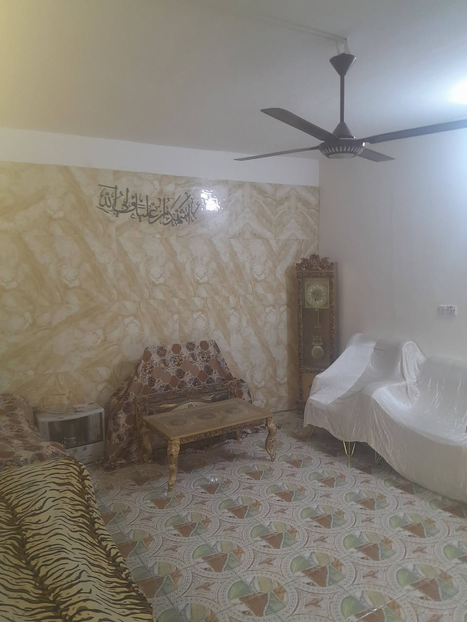 السلام عليكم دار للبيع المساحه ٢٠٠ زراعي بلديات شارع المرور قرب سيد هاني طابقين كل طابق يحتوي على ثلاث غرف نوم واستقبال وصاله ومطبخ مساحه كبيره وباقي الخدمات البيت انصه من الشارع لان نصه بعد مسووالفرع مقرنص الطابق الثاني مفصول بدرج خارجي على الكراج بالاضافه للدرج الداخلي  السعر ١٦٥ للإستفسار الاتصال بالرقم ***********
