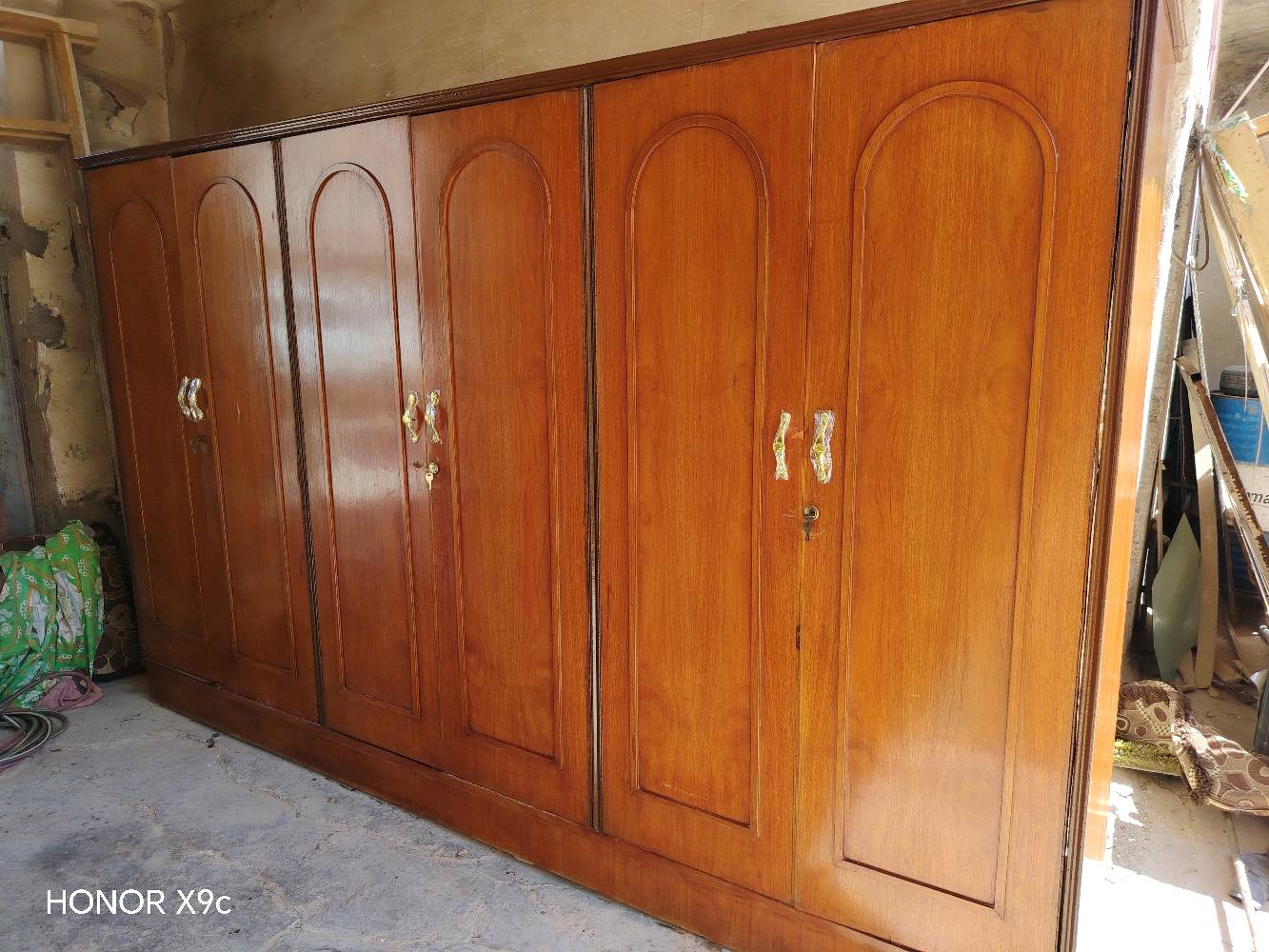 #للبيع 
غرفه حطاطه مكتبه السعر 425
غرفه حطاطه توج السعر 375
سرير طفل حطاطه السعر 50
جربايه نفرين السعر90

العنوان 
الأنبار ا_لرمادي _التأميم القادسيه الثانيه _مقابل مدرسة زين العابدين الأهليه_ مجاور حدادة البركه
اللتواصل 
***********
***********
شنو حالة كل قطعة بالضبط: جديدة لو مستعملة؟ وإذا بيها خدوش/كسر/ملاحظة بسيطة ذكروها حتى يكون الإعلان أوضح: 
غرفه حطاطه السعر 425

هل الأسعار لكل قطعة وحدها لو قابل للتفاوض؟ وهل التوصيل/التحميل مشمول لو لا؟: 
نعم
ممكن تذكرون المقاسات التقريبية لكل قطعة، خصوصاً الغرف والسرير؟: 
كل غرفه 4قطع
شنو المتوفر حالياً بالضبط: غرفه حطاطه مكتبة، غرفه حطاطه توج، سرير طفل حطاطه، وجرباية نفرين؟ وهل أكو أكثر من قطعة من نفس النوع؟: 
غرفتين وجربايه وسرير طفل وكنتور بابين 
هل الاستلام من موقعكم بالرمادي/التأميم لو ممكن التوصيل لمناطق ثانية؟: 
من موقعي 
