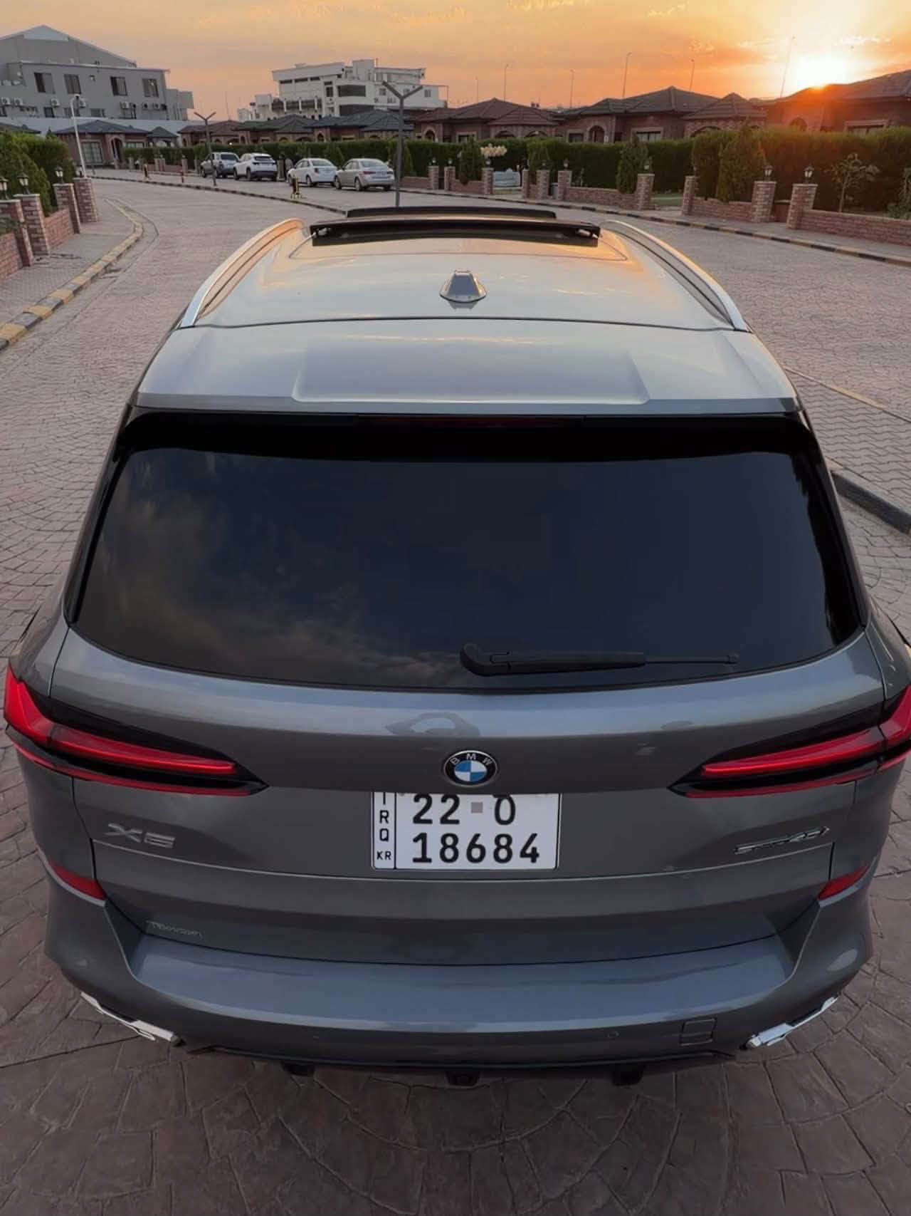 BMW X5 SDrive40i (Luxury line)
السنة: 2024

الممشى: 73,000 ميل

السعر: 46,500 $

السيارة محدثة MKit

وارد امريكي كلين تايتل

الموقع: الموصل

المحرك ونظام الدفع:

TwinPower Turbo لتر 3.0 سلندر خطي سعة 6 محرك *

(Plug-in Hybrid ليس) 48V Mild Hybrid نظام *

* القوة: 375 حصان

* عزم الدوران: 540 نيوتن متر

* ناقل حركة أوتوماتيك ZF ب 8 سرعات

(RWD دفع خلفي) S-Drive نظام دفع *

الأداء:

* تسارع 100 - 0 كم/س: حوالي 5.3 ثوانٍ

* السرعة القصوى 250 كم/س (محددة إلكترونيًا)

المواصفات:

M Sport باكج *

Sensafin مقاعد جلد *

* مقاعد أمامية كهربائية مع ذاكرة

* تدفئة وتبريد للمقاعد الأمامية والمقاعد الخلفية تدفئة

BMW Curved Display شاشة *

BMW iDrive 8.5 نظام *

* Apple CarPlay + Android Auto لاسلكيًا

* كاميرات 360 درجة

* حساسات أمامية وخلفية

* مثبت سرعة متكيف

* رادار + مانع تصادم

* نظام المحافظة على المسار

* مراقبة النقطة العمياء

* فتحة سقف بانورامية

* شاحن لاسلكي للهاتف

(Ambient Lighting) إضاءة داخلية محيطية *

* نظام صوتي HiFi (أو Harman Kardon حسب التجهيز)

* باب خلفي كهربائي

Adaptive LED مصابيح *

* ويل كب M Sport مقاس 22 أنج

* نظام الثبات الإلكتروني + ABS

* نظام إنذار + قفل مركزي

السيارة جاهزة من كافة النواحي مايحتاجلها ولادينار مصرف

اعتذر عن المراوس فقط بيع والسعر بيه مجال جدا جدا بسيط

مكان السيارة:الموصل

***********
