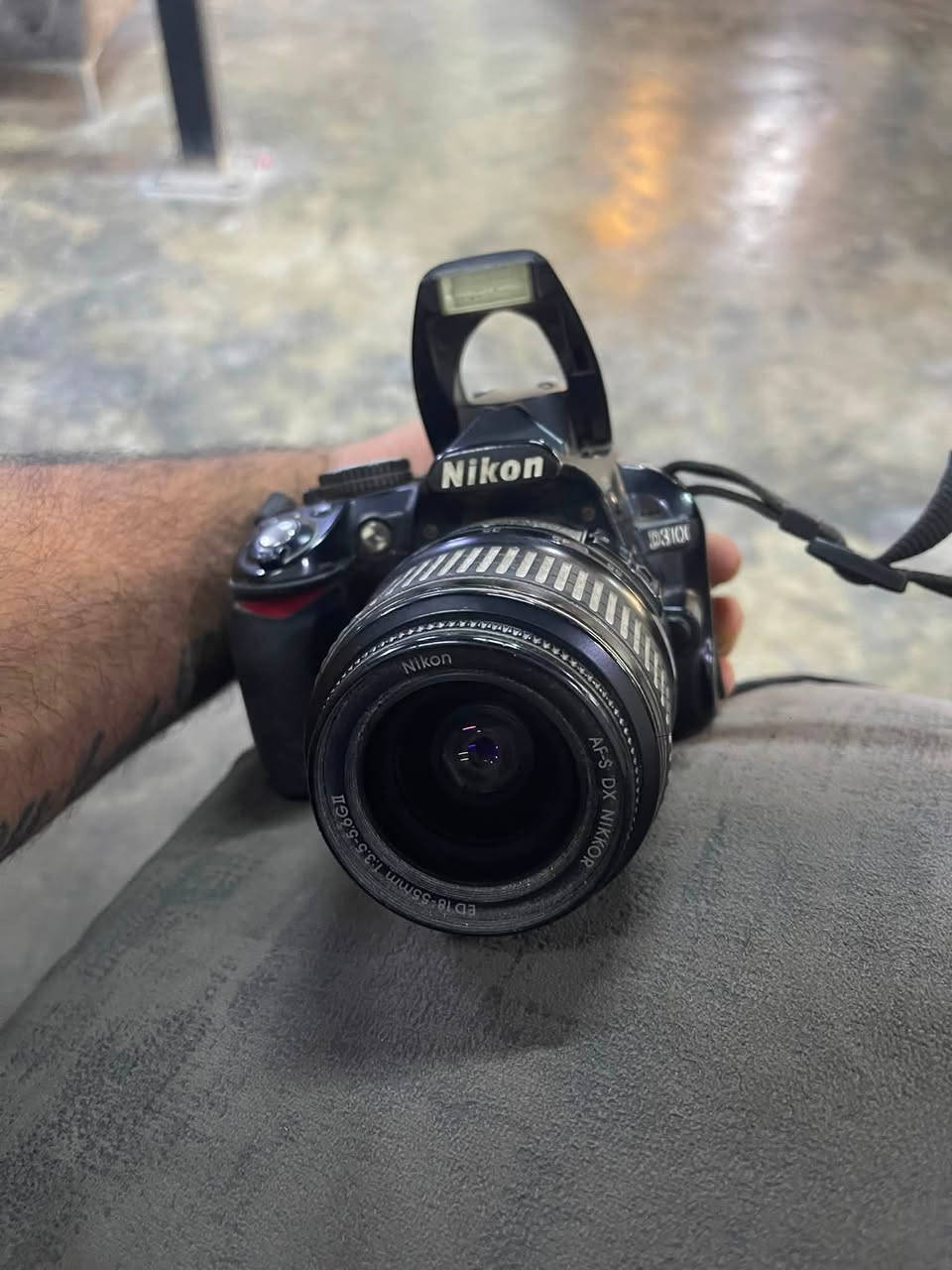 السلام عليكم كامره Nikon الكامره نضيفه جنطتهه ضايعه هيه والشاحنه وطافيه شحن ابيعلك شغاله ***********
