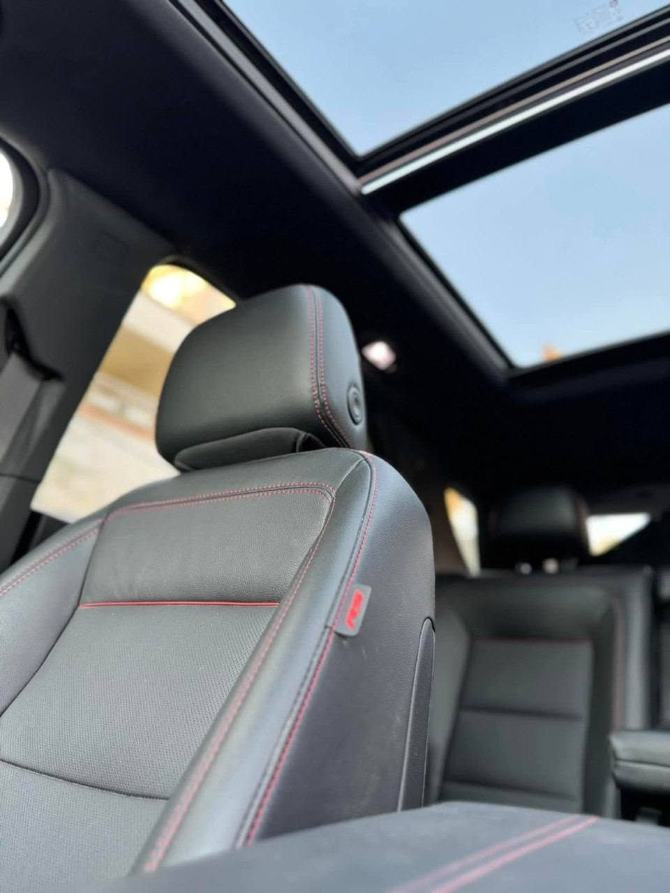 بسم الله الرحمن الرحيم
شيفروليه إكونوكس RS موديل 2023 (Chevrolet Equinox RS 2023)

المواصفات والتفاصيل:

الفئة: RS (الفئة الرياضية لمسة هيبة وأناقة كاملة).

اللون: أسود ملكي مميز.

المحرك: 1.5 لتر تيربو – اقتصادي جداً في استهلاك البنزين مع عزم وقوة ممتازة.

المظهر الخارجي:

شبك أمامي رياضي باللون الأسود اللامع مع شعار RS.

إضاءة LED أمامية وخلفية بتصميم حديث وحداد.

رنغات (جنوط) رياضية باللون الأسود بحجم كبير.

أسطبات وشعارات باللون الأسود (Blackout Package).

المواصفات الداخلية والراحة:

مقاعد رياضية مريحة مع تطريزات حمراء خاصة بـ RS.

شاشة لمس حديثة تدعم Apple CarPlay و Android Auto.

نظام دخول ذكي وتشغيل عن بعد / بلمسة زر (بصمة).

كاميرا خلفية وحساسات مساعدة على الركن.

أنظمة أمان متطورة (تنبيه الخروج من المسار، مانع تصادم، وغيرها).

الوضع العام:

السيارة بحالة ممتازة جداً وجاهزة للاستخدام بدون الحاجة لأي مصاريف

نوع الرقم / اللوحة مميز بغداد 

المسافة المقطوعة 20 الف 

السعر المطلوبة 185 

للتواصل واتساب فقط ***********
