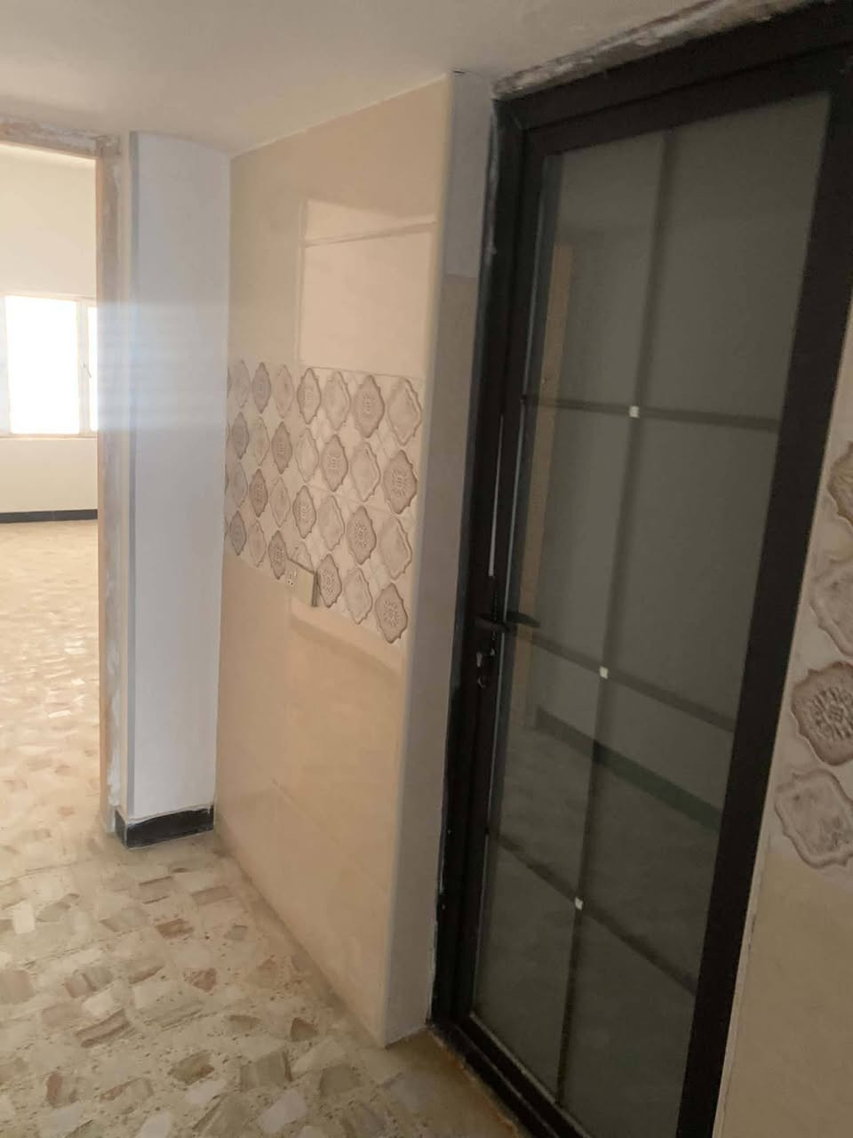 بيت لبيع مساحه 100 متر واجه 5متر و نزال 20 متر . مع 5 مترات تشجير بناء 2025 على نظام مشتملين استثمار الطابق الثاني مأجر 350 الف و طابق الاول فارغ عنوان الشرطه الخامسه شارع الدعم الوجستي . 
صاحب العقار .***********

