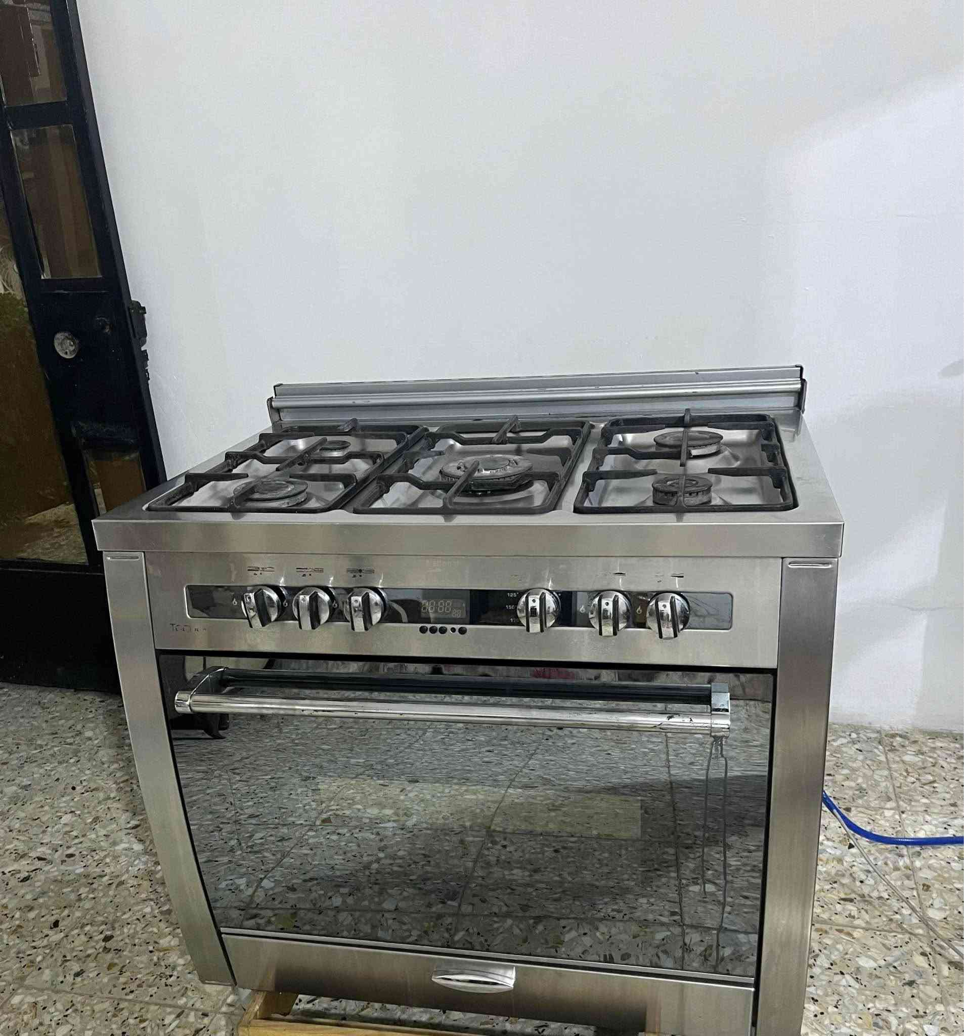 طباخ نضيف شغال كله وعلى الفحص الجداحه شغاله وكلوب الفرن شغال سعره 200 وبيه مجال المكان نهايه الشعله منطقه الدهله *********** بغداد, العراق
