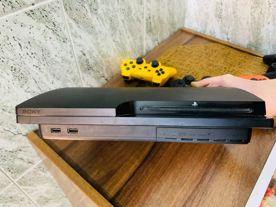 السلام عليكم 
بلاستيشن للبيع فقط او معارض مع PS4
PS3 سلم 
مهكر اونلاين يدعم نظام HEN 
شرط لا مفتوح ولاداخل صيانه نهائياً ومابي لا  ضرر ولا شخوط 
مع كامل ملحقات  كيبل HD 
وكيبل شحن  
و 4 يدات وحده اصلية اوربية 3 ثلاث تجاريات 
كلهم شرط 
الالعاب الي بي 
FIFA 26 
بيس 26 
رديد ردمبشن 1 
WWE 2014 
GTA 5 
كولف ديوتي 
زومبي 
جندي 9 
FIFA 19
كريتوس النسختين الاولى والثانية 
وبعد الالعاب اكثار 
السعر 130 
المكان موصل 
تواصل واتساب فقط 
***********
