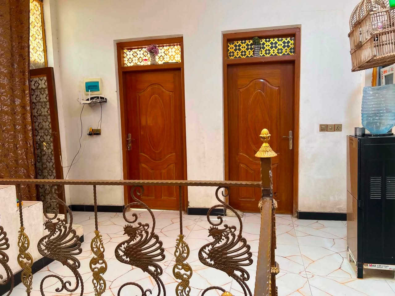 السلام عليكم بيت 🏠 طابو صرف 100 متر طابقين
المكان ناصريه تضحيه حي الكرامه نهايه شارع العياده 
بناء جديد عوزه ترتيب بصيط صبغ فقط 
يتكون طابق اول كونكريت من 
استقبال صاله غرفه مطبخ منور حمام داخلي صحيات خارجيه 
طابق ثاني عكاده غرف 2 +غرفه مسويه مخزن حمام داخل الصاله 
بيتونه صطح شتايكر 
ثالث فرع رابع بيت عن تبليط كامل خدمات 
135وبي مجال 
تواصل وستفسار اكثر 📞 
***********
