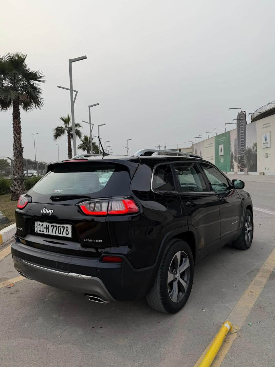 جيب شيروكي بزون 2019
فول موصفات 

٦ سلندر 
بانوراما 
داخل جلد ابيض 
فور ويل 
جنطيه كهرباء 
كشنات تبريد 
وتدفئه فول للاخير 
ماشيه ٩٠ الف 

حادثه جاملغ وبنيد  وجاملغ خلفي
 
📍مكانها بغداد اليرموك

سعر 100 ورقه ومجال بسيط
للشراي

واتساب
***********
