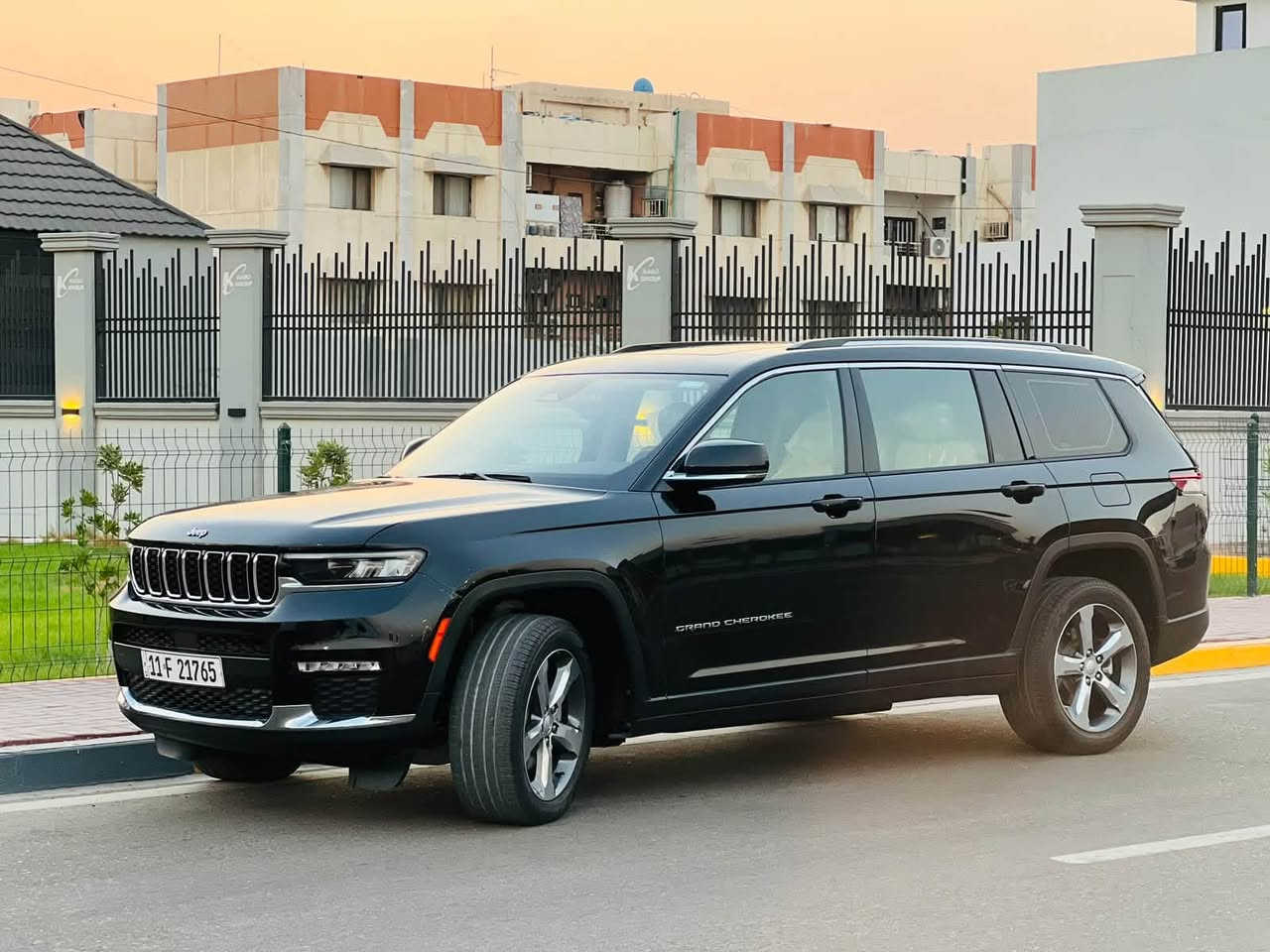 جيب  كراند شيروكي  لون اسود 2021 لمتد L .خليجي
7   راكب
وكالة هارلم السيارة حيل جديدة 
المحرك : V6.  3.6L 
العداد :  41 الف  كيلو متر حقيقي
اللون : اسود 
الرقم : بغداد بأسمي تحويل ثاني يوم
سيارة جديدة على وضع الشركة  
مكان السيارة: البصرة  حي الخضراء
المواصفات :
* دفع رباعي 4x4 . 
* رادار امامي مع مانع تصادم . 
* تحذير الخروج عن المسار . 
* تحذير النقطة عمياء  .
* ويل قياس 20 انج .
* سقف بانوراما . 
*دشبول دجتل مع شاشه بمواصفات عاليه
* شاشه كبيرة 10.1 انج . 
* نظام الخرائط (GPS) .
* كاميرا داخلية محيطيه  360 درجه  . 
* كاميرا خلفية . 
* المصابيح الأمامية زنون .
* كشافات الضباب زنون .     
* تشغيل عن بعد .
* صندوق كهربائي .
*شفتات بالستيرن.
السيارة مغلفة ppf  بالكامل  من شركة دايتك 

كفالة عامة  ما عدا  بارد بالجاملق الامامي  اثر طخه باب بسيطه  وصور الطخه موجوده عندي  

*الگير ماوس مع وضعيات قياده متعدده.
* مقصورة الركاب من الجلد الفاخر .
*تطعيم الدشبول والابواب صاج ملكي.
* حفظ وضعيات الجلوس (ميموري) . 
* المقاعد الأمامية كهربائية .
* المقاعد الأمامية تبريد وتدفئة .
* المقاعد الخلفية تدفئة .
*سايد بريك بصمه.
*فول تحكمات ستيرن امامي خلفي.
*عشره  ايرباك بالدشبول ولتكم ولكراسي
* سستم صوت Alpine . 
* انارة داخلية LED . 
* حساسات خلفية . 
* 7 راكب .
* مكيف خلفي مع وحدة تحكم منفصلة . 
* تدفئة ستيرن . 
* مرايا متحسسه للضوء العالي . 
* مانع تصادم خلفي .
* بلوتوث تلفون . 
* محدد سرعة . 
* نظام التشغيل والاطفاء الاوتوماتيكي ( Auto Start System ) .
* نظام بريك اوتماتيكي ( Auto Break System ) .
*وبقية المواصفات المعروفه
بانزين محسن والدهن درجة اولى من وكالة موتل 
اسف على الاطالة
العنوان البصرة 
للاستفسار  اتصال وواتساب
السعر  325$ بيها مجال   بسيط  
حيل جديدة  
***********
