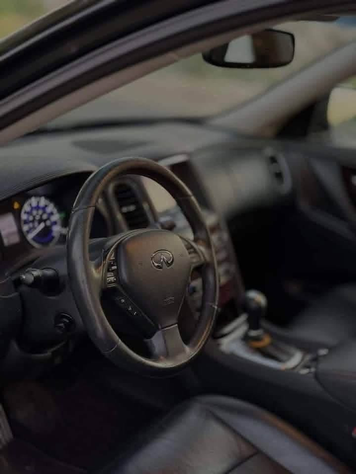 انفينيتي QX50 موديل 2017 .
هاي كل المواصفات التفصيلية على شكل نقاط 👇

المحرك والأداء
المحرك: V6 سعة 3.7 لتر تنفس طبيعي
القوة: 326 حصان
العزم: 361 نيوتن-متر
ناقل الحركة: اوتوماتيك 7 سرعات
نظام الدفع: دفع كلي AWD ستاندرد
التسارع 0-100 كم/س: 6.8 ثانية
السرعة القصوى: 232 كم/س

الأبعاد والسعة
الهيكل: SUV كروس اوفر 5 ابواب
عدد المقاعد: 5 مقاعد
الوزن: 1780 - 1797 كغ
سعة خزان الوقود: 80 لتر
سعة الصندوق: 309 لتر - 1175 لتر عند طي المقاعد

الوقود والاستهلاك
نوع الوقود: بنزين
الاستهلاك المختلط: 8.5 لتر/100كم
الاستهلاك داخل المدينة: 10.8 لتر/100كم
الاستهلاك على الطريق: 7.2 لتر/100كم

المواصفات الخارجية والداخلية ستاندرد
الجنوط: المنيوم قياس 18 إنش
الاضاءة: LED امامية نهارية + LED خلفية
المرايا: كهربائية بنفس لون الهيكل
المقاعد: جلد فاخر، كهربائية 8 وضعيات
عجلة القيادة: جلد، متعددة الوظائف، قابلة للتعديل
الدخول والتشغيل: بدون مفتاح Keyless
فتحة سقف: موجودة
الزجاج: كهربائي

التقنيات والترفيه
النظام الصوتي: Bose مع 11 سماعة + مشغل CD + MP3
الشاشة: 7 انش ملونة مع نظام ملاحة DVD
الاتصال: بلوتوث + USB + AUX
الكاميرا: كاميرا رؤية خلفية + حساسات ركن
نظام تنقية الهواء: ينظف الهواء بنسبة 99%

الأمان
الوسائد الهوائية: 6 وسائد هوائية
نظام الثبات: Stability Control
فرامل: ABS + توزيع الكتروني للفرامل
فرامل امامية/خلفية: اقراص مهواة

ملاحظة مختصره /
السياره كفالة عامة فقط باب خلفي كلير 
تحويل او وكالة مباشر بااسمك
رقم اربيل سنويه جديدة

للبيع والمراوس 
السعر 125 وبيها مجال 
مكانه ديوانية 
***********

