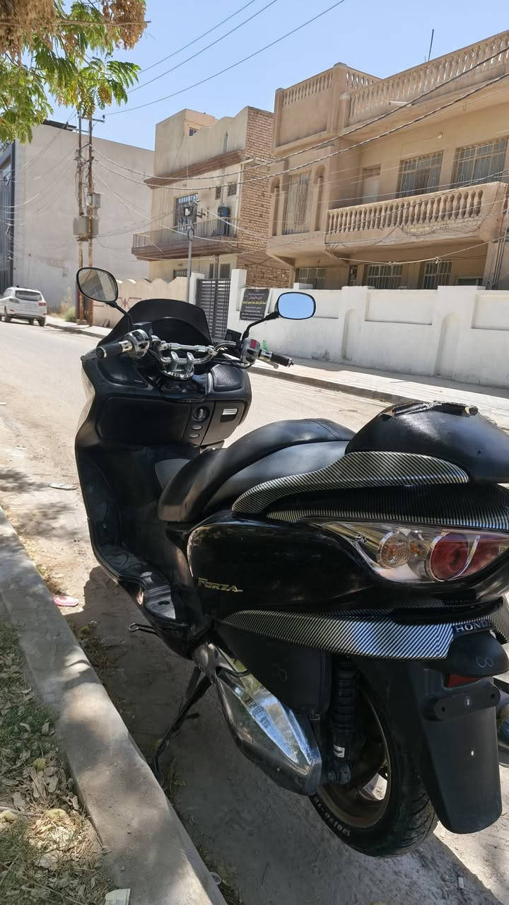 سلام عليكم
فورزا ٠٩ كرستال ٧ كير ٤ تحويلات 
مابيها اي نقص 
٨٠٠ الف قفل 
عنوان كربلاء 
*********** اتصال خط او واتساب موجود
