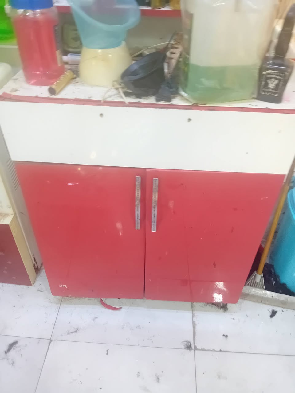 ديكور وميز محل حلاقة متكامل بتصميم خشبي أمكونات الديكور الظاهرةالمرايا: مرايا جدارية كبيرة مثبتة .الأرفف والخزائن: رفوف علوية وجانبية مرتبة لوضع زجاجات العطور ومستحضرات العناية الشخصية.الطاولة السفلية: ميز أرضي يحتوي على خزائن بوجوه حمراء لتخزين الأدوات والمعدات.مستلزمات الحلاقة: لسعر 200وبي مجال رقم تلفوني ***********
