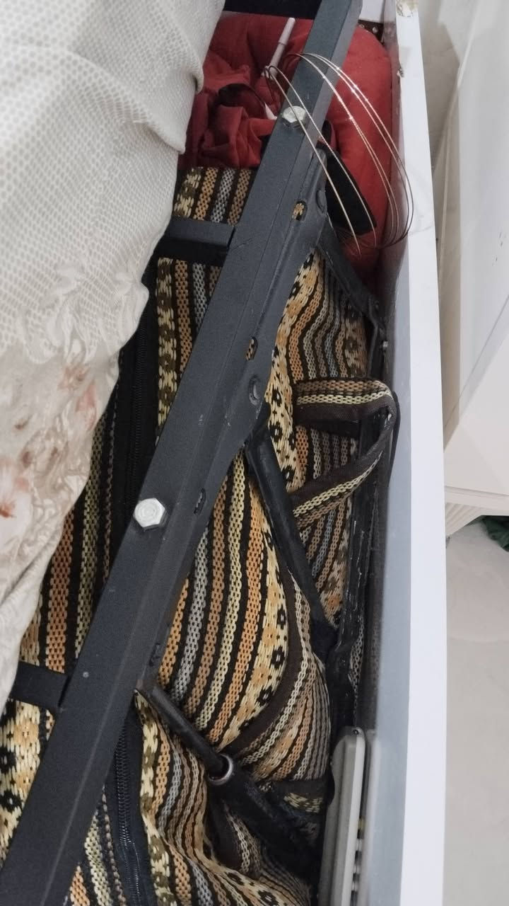 غرفة نوم تركية ٦ قطع نظافة ٩٠بالمية
بيها فقط الاطار مشلوع وموجود فقط يرجع ينلزك كما موضح بالصور والهيدروليك مالت السرير المخزن الاسفل السرير ينرادله تكعيده عدله فقط 
السعر 350الف 
مكاني ابي الخصيب حمدان
***********
