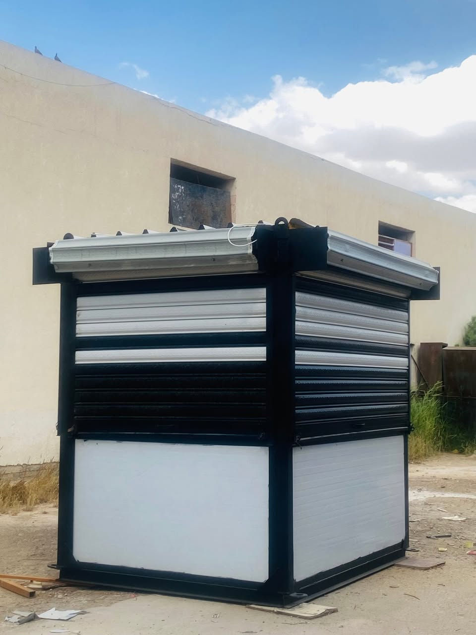 كشك للبيع طول مترين ونص عرض 2 تفاصل جديد قبل شهرين فصلتة حديد قوي جنل ابو 4 كبنكات جاج داخلي ١٠ملم كهربايات كامله بس تربط حار وبارد 
تفاصيل اكثر اتصل واتساب***********
