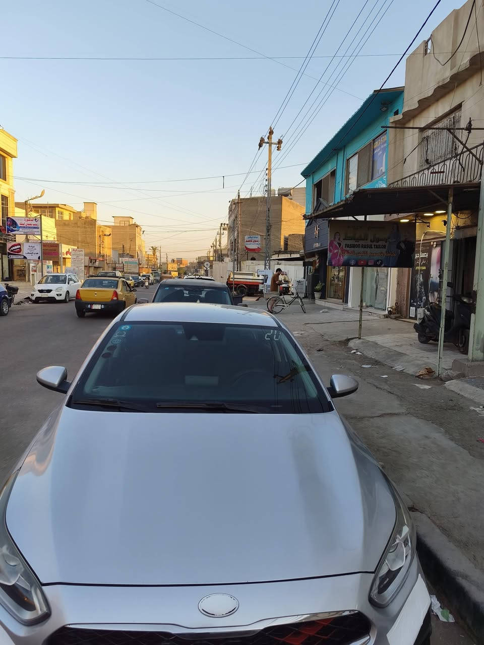 السلام عليكم كيا فورتي 19 امريكي للبيع سياره حادث امريكا بنيد فقط مصبوغ ليبل واحد وبيها باب صبغ خلفي ايمن بدون حادث اثر شخط سياره محرك ممفتوح وبدون نقص كير ٨نمر بلادي ومشدودله براد وعلي ادامه دهن وفلاتر تبريد صدر كله جديد وبدون نقص سياره جاهزه ولا كلوب مشتغل بلدشبول مكان السياره بغداد الكرخ سعر ١٣٠ وماشيه ١٣١ 
***********
