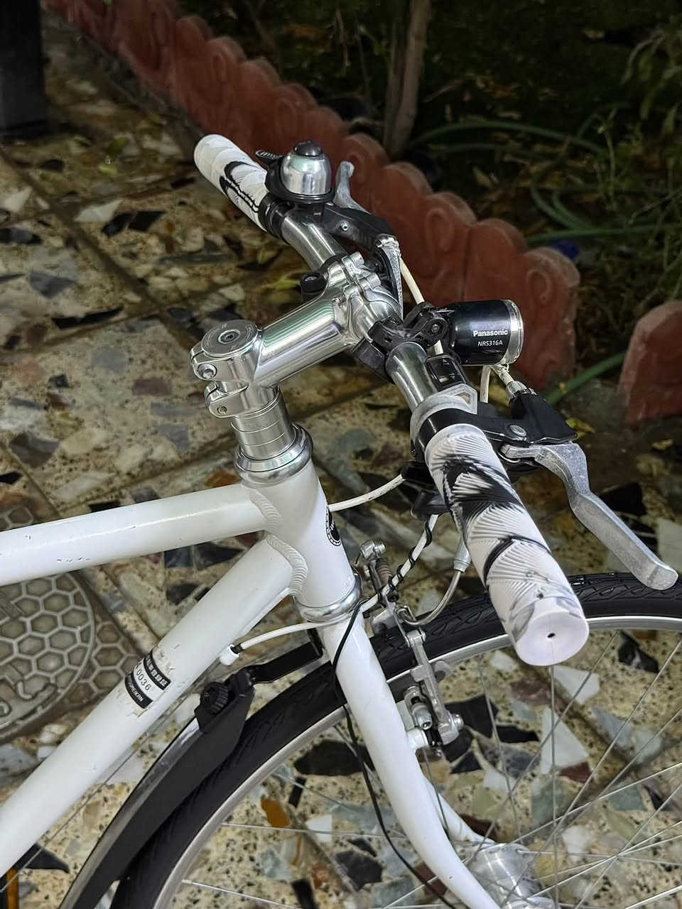 السلام عليكم بايسكل c700 نظافه٩٩٪؜💥وبسعر جداً مناسب🔥🔥فريم لارج 🚴🏻‍♂️🚴🏻‍♂️
‏WEEKEND BIKES - وهي ماركة يابانية مشهورة بدراجات المدينة الكلاسيكية
الرقم التسلسلي للشاصي الظاهر: 121B0360
المواصفات الكاملة:

1. الهيكل (Frame):
•  النوع: دراجة مدينة - City / Urban Bike - كلاسيك
•  المادة: ألمنيوم خفيف الوزن - خالي من الصدأ
•  اللون: أبيض لؤلؤي
•  التصميم: فريم كلاسيكي مستقيم مريح للظهر

2. نظام القيادة (Groupset):
•  عدد السرعات: 7 سرعات خلفية
•  ناقل الحركة الخلفي: Shimano Tourney ياباني أصلي
•  شفترات السرعة: Shimano Trigger شفترات ضغط أصابع

3. نظام الفرامل (Brakes):
•  النوع: فرامل V-Brake
•  الماركة: Tektro ألمنيوم أصلي - قوية جداً
•  مقابض الفرامل: ألمنيوم فضي

4. العجلات والإطارات (Wheels):
•  مقاس العجلة: 700C × 32 - مقاس 28 إنش - المقاس الأكثر انتشاراً والمريح
•  الطوق (الرنكات): ألمنيوم فضي خفيف
•  الهب الأمامي: دينمو هب - Dynamo Hub لتوليد الكهرباء للإنارة تلقائياً بدون بطاريات

5. الإضافات والاكسسوارات:
•  المقود: مستقيم - Flat Bar - مريح مع قبضات جديدة أبيض وأسود
•  الكرسي: كرسي عريض ومريح جلد لون بني فاتح - كلاسيكي مع سبرنكات لامتصاص الصدمات
•  عمود الكرسي: ألمنيوم مع قفل سريع لسهولة تعديل الارتفاع
•  إنارة أمامية: لايت LED يعمل على الدينمو + عاكس ضوئي

🟡 السعر ١٦٥ قفل 🔥🔥مكاني بغداد الأورفلي 

☎️رقمي ***********
