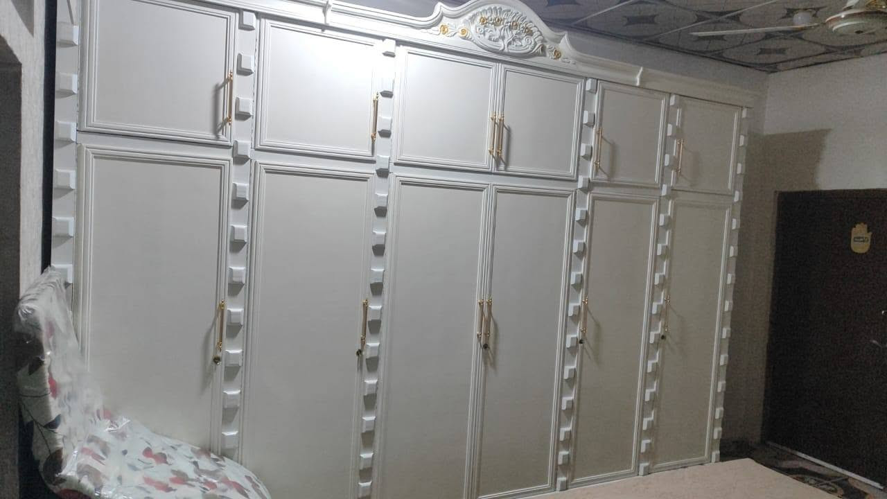 السلام عليكم غرفه تفصال نضيفه استعمال سنه فقط لونها افوايت سعرها 3250  ثلاث ملايين و250 غرفه مشتريها اعلى من هذه بالسعر بهواي مكاني البصره كرمة علي رقمي للستفسار ***********
