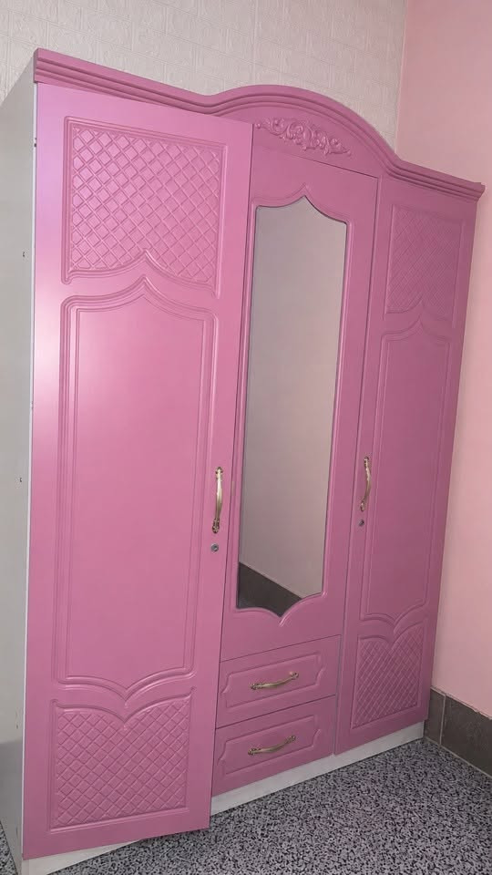 الاغراض مثل الصوره تماما  
ميز المرايا ٤٠ 
الكنتور الوردي ١٠٠ 
الكنتور الصاج ١٠٠
طبعا الكنااتير كلش نضيفات
الجرابي الوحده ب ٣٠
مكاني السيديه وهذا الرقم *********** واتساب او خط
بس اليريد يشتري يدخل
