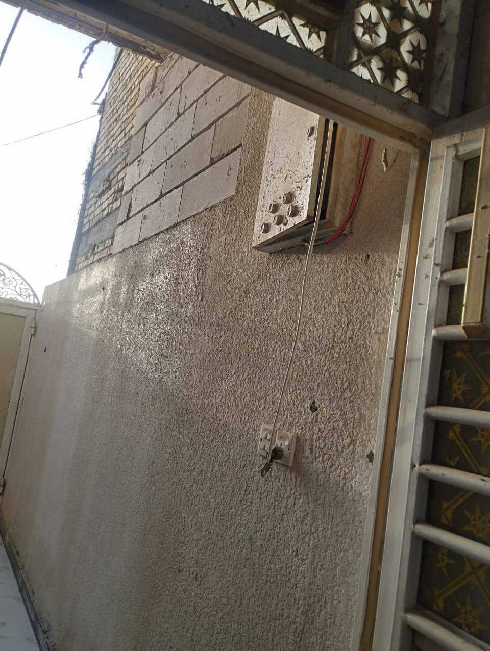 السلام عليكم يوجد بيت للبيع زراعي المكان ع الحولي مال الاسماعيليه الثانيه داخل الفرع عرض الشارع 12 متر شارع مجاري جديدة وجاي تبليطه مساحة البيت 100 متر طابقين عكاده طابق الاول طابوك وثاني فرمستون طابق الاول يتكون من غرفه وصاله ومطبخ وصحيات داخليه وخارجيه وديوانيه طابق ثاني يتكون من غرفه وصاله وصحيات السعر 57 وبيه مجال الاستفسار *********** امجد للعقار مستعدون لكافة العروض
