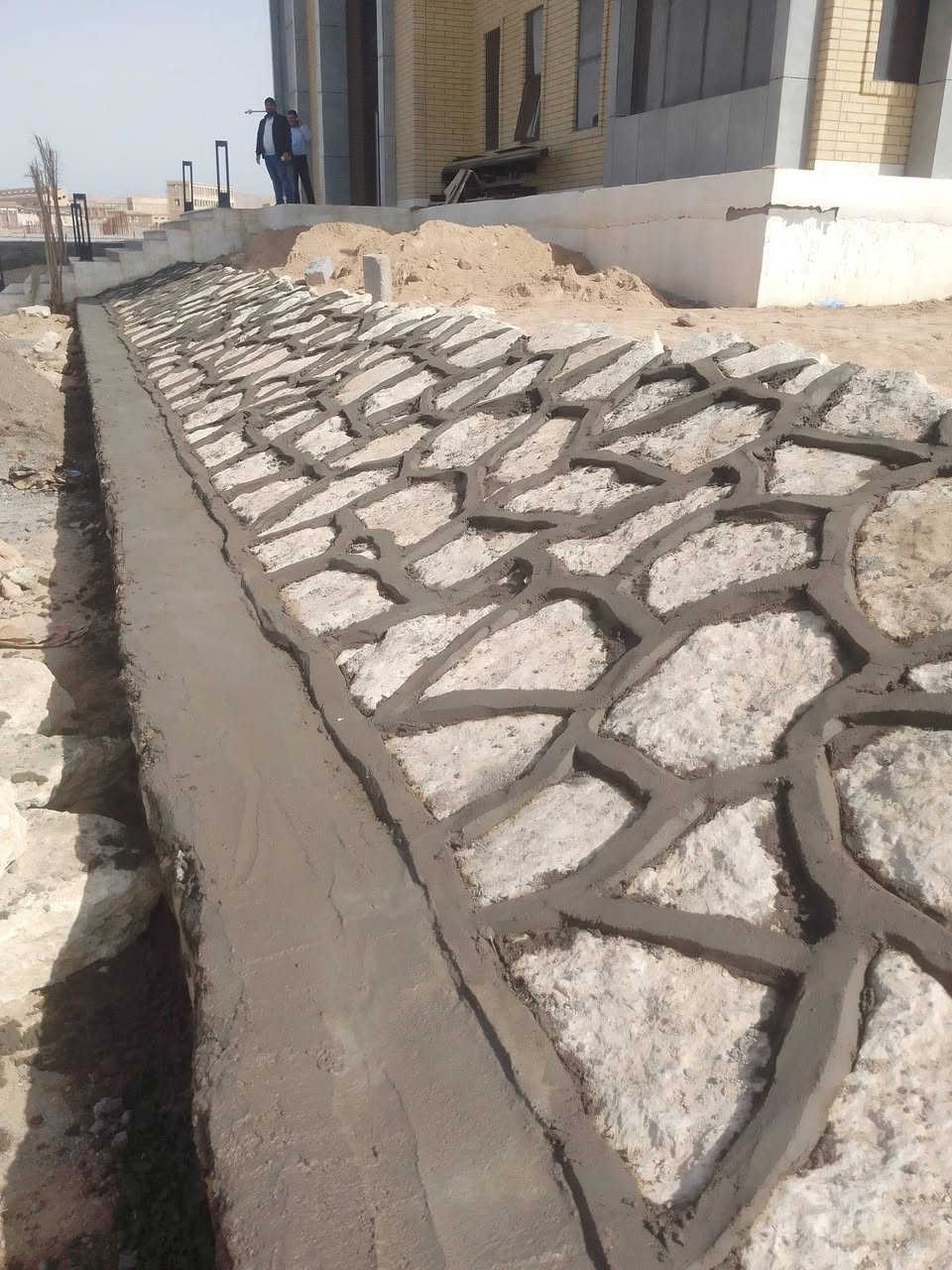 السلام عليكم يوجد كادر اكساء حجر شغل درجه اولى الاتصال على هذا الرقم/***********
