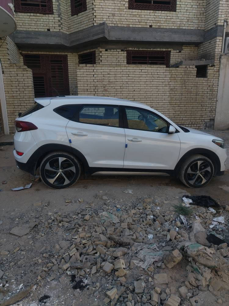 سياره للبيع توسان موديل ٢٠١٧ وارد أمريكا ضرر بس بنيد وبارد بالباب سيارة فول بصمه جنطه كهربائي كرسي كهرباء تحكم ستيرن جهتين شاشه كامره دواره رقم بابل انكليزي بسمي مكان كربلاء  رقمي *********** بيه واتساب السعر ١٥٨ كربلاء, العراق

