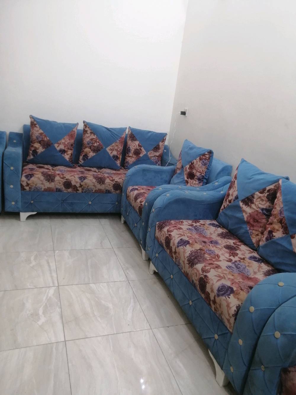 🛋️ طقم كنب 10 مقاعد 🛋️
✨ طقم أنيق ومميز بتصميم عصري
💙 اللون: أزرق سماوي مع قماش وردي مزهر
🪑 السعة: 10 مقاعد
🌸 مخدات مزينة بنفس نقشة الطقم
✨ تطريز وزخرفة أنيقة على الجوانب والواجهة
🏠 مناسب للصالات والمجالس وغرف الضيوف
📸 الصور حقيقية للطقم

سعره 450 وبي مجال بسيط

العنوان بغداد المدائن 
توصيل موجود بس دفع كتروني

التواصل رقم *********** 

نضيف وجديد تزكام