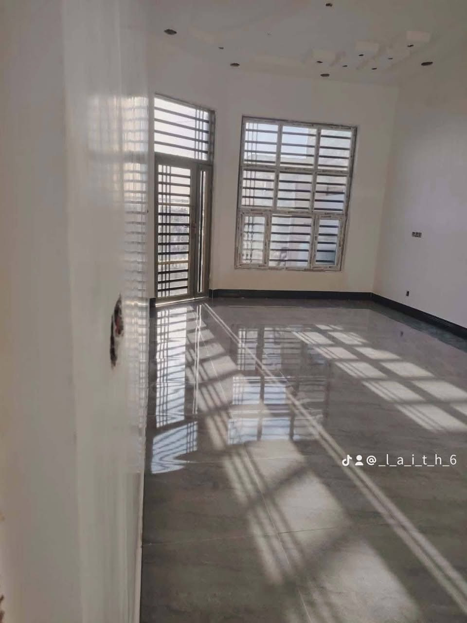 كادر السراي كادر إيراني  شغل واحد على واحد   شعل  البخ  والبيض  شغل مرايه و  سعر المتر 2 ونص  والرقم ***********

نص مكتوب في الصور:
- @_l_a_i_t_h_6
- @la_i_t_h_6