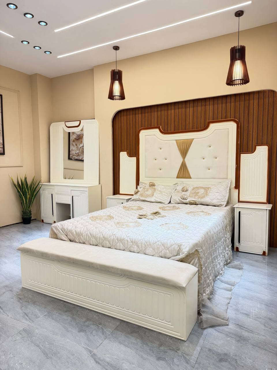 ✨ الفخامة والترتيب بتصميم عراقي أصيل! ✨
غرفة نوم صاج عراقي متينة بتصميم عصري وأنيق يضيف دفء وجمال لغرفتك.
مكونات الغرفة:
 * سرير ملكي: رأسية سرير منجدة بقماش مخملي ناعم مع تفاصيل خشبية أنيقة وبنچ أمامي منجد للتخزين والجلوس.
 * كوانتور (دولاب): أبواب سحاب/مفصلية مع مرايا طويلة وتقسيمات داخلية ممتازة تتسع لكل احتياجاتك.
 * ميز تواليت (تسريحة): مرآة واسعة مع أدراج وخزائن جانبية لمظهر مرتب وعملي.
 * كومودينات جانبية: بتصميم متناسق مع حواف خشبية دافئة.
 * شفنيرة (خزانة إضافية): مساحة تخزين ممتازة بتصميم ناعم.
💡 المميزات:
 * خشب صاج عراقي عالي الجودة يدوم لسنوات.
 * طلاء أبيض عاجي (Off-White) مقاوم مع لمسات الخشب الطبيعي.
 * مقابض مودرن سوداء تضفي لمسة عصرية.
🚚 الخدمات:
 * متوفر التوصيل والشد لجميع المحافظات.
 * للحجز والاستفسار: يرجى المراسلة على الخاص
