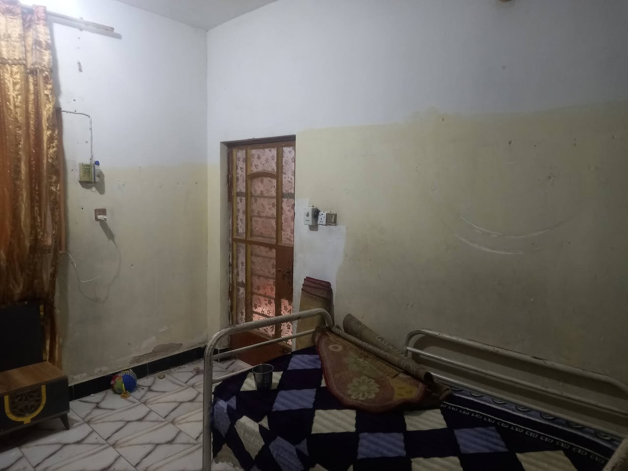 بيت للبيع الخطيب الزراعي شارع الحشد المساحه 110حمام خارجي استقبال مطبخ حولي منور غرفه حمام الطابق الثاني بيتونه وغرفتين السقف سندويج شغل شركه للإستفسار(*********** )
