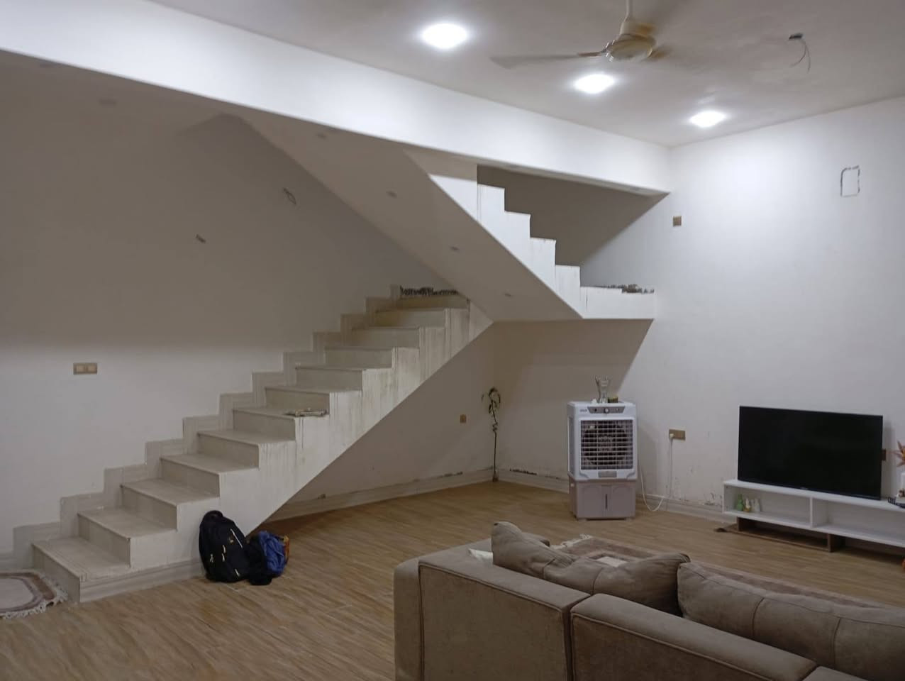 🏡 بيت للبيع – مساحة مميزة وتصميم عملي

📐 مساحة الأرض: 227 م²
🏗️ مساحة البناء: 150 م²

🔹 الطابق الأرضي:
• غرفة
• صالة كبيرة
• استقبال
• مطبخ حار + مطبخ بارد
• حمامات
• لوندري
• حديقة داخلية
• منور
• حديقة خارجية
• كراج
• حمام خارجي مشترك

🔹 الطابق الأول:
• غرفتا نوم
• غرفة ماستر
• صالة
• حمامات
• لوندري

🔹 الطابق الثاني:
• غرفة مخزن
• غرفة مقطورات

🛠️ نواقص البيت:
• سيراميك الطابق الأول
• إكمال الحمامات
• محجر الدرج
• لبخ خارجي للبيت
• واجهة البيت
• أبواب الحمامات
• أبواب خشب لغرف الطابق الأول

✨ البيت بمساحة أرض واسعة وتوزيع ممتاز، ومناسب للسكن العائلي، مع إمكانية إكمال التشطيبات حسب الذوق.

الموقع 📍البصره الجزيره مقابل ميناء المعقل 

📞 للاستفسار ***********
