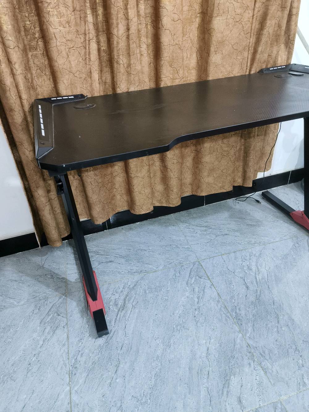 ميز كمبيوتر • مكتب • بغداد