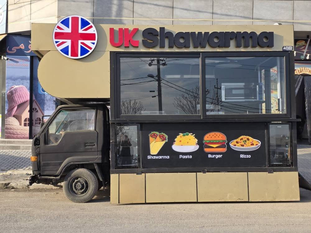 Koshky fast food bo froshtn  ba kaml ashyawa 3 mang eshy krdwa 95 waraqaw m3amala *********** دخان, السليمانية

نص مكتوب في الصور:
- UK Shawarma Shawarma Pasta Burger Rizzo