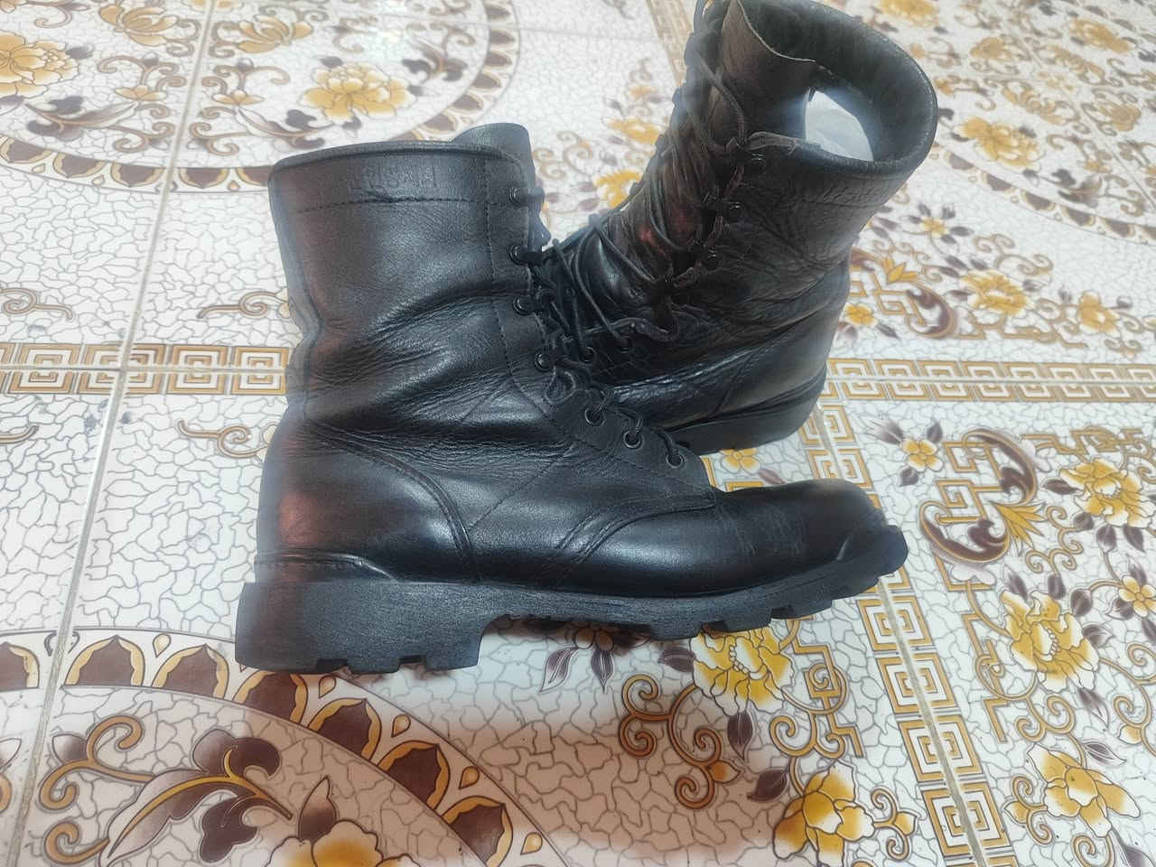بسطال باله جلد طبيعي 
42 و43 يلبس 
طوريج السياحي الشارع العام 
***********
