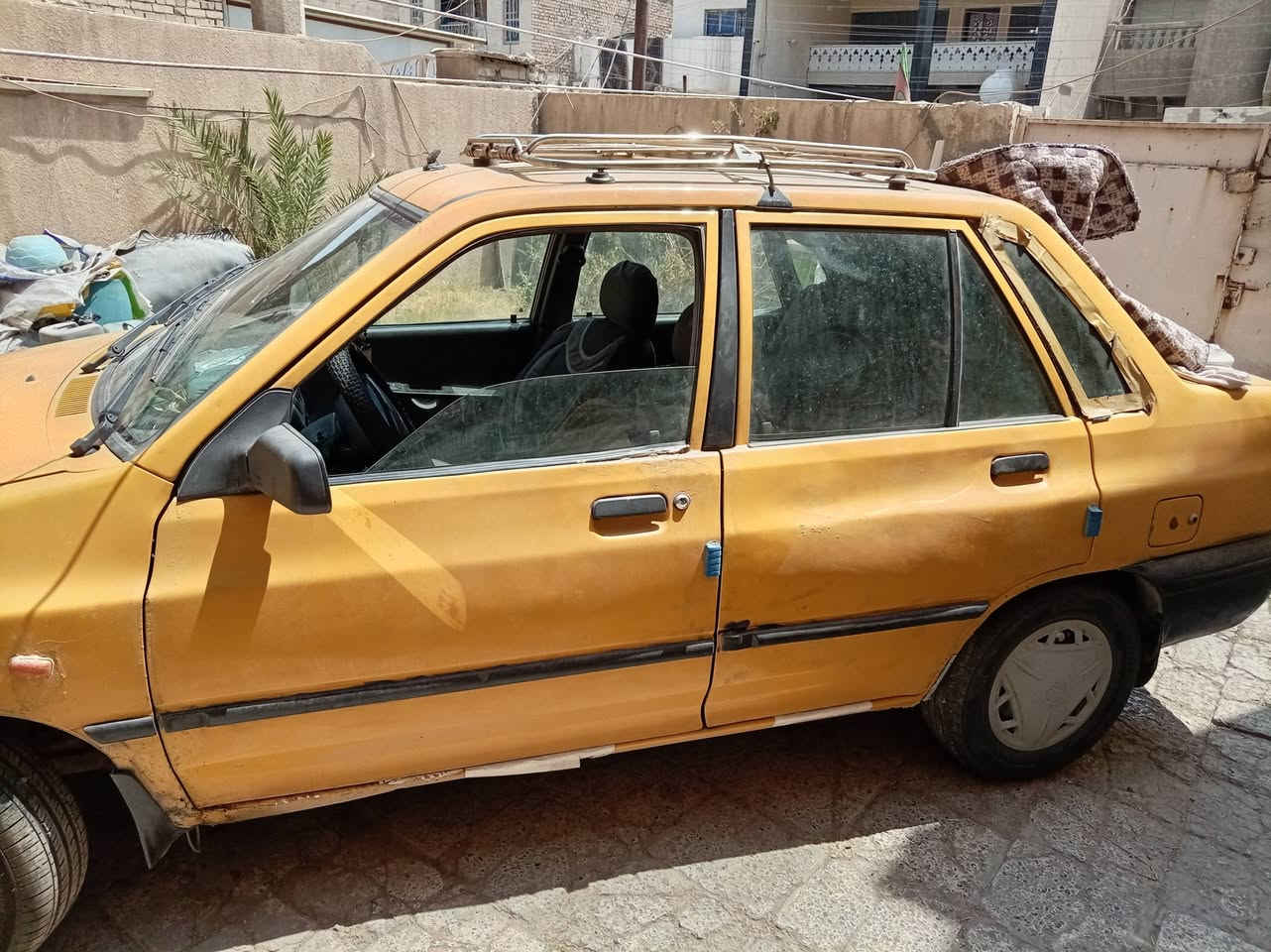 السلام عليكم سايبة موديل2012 باتري جديد تخم اطارات جديد وثنين مستعمل احتياط مسجل جادر للسيارة راديتر جديد زوج مازدات جديد رايدهة ب20ورقة رقم الهاتف للستفسار*********** مكاني بغداد رأسا المعلمين
