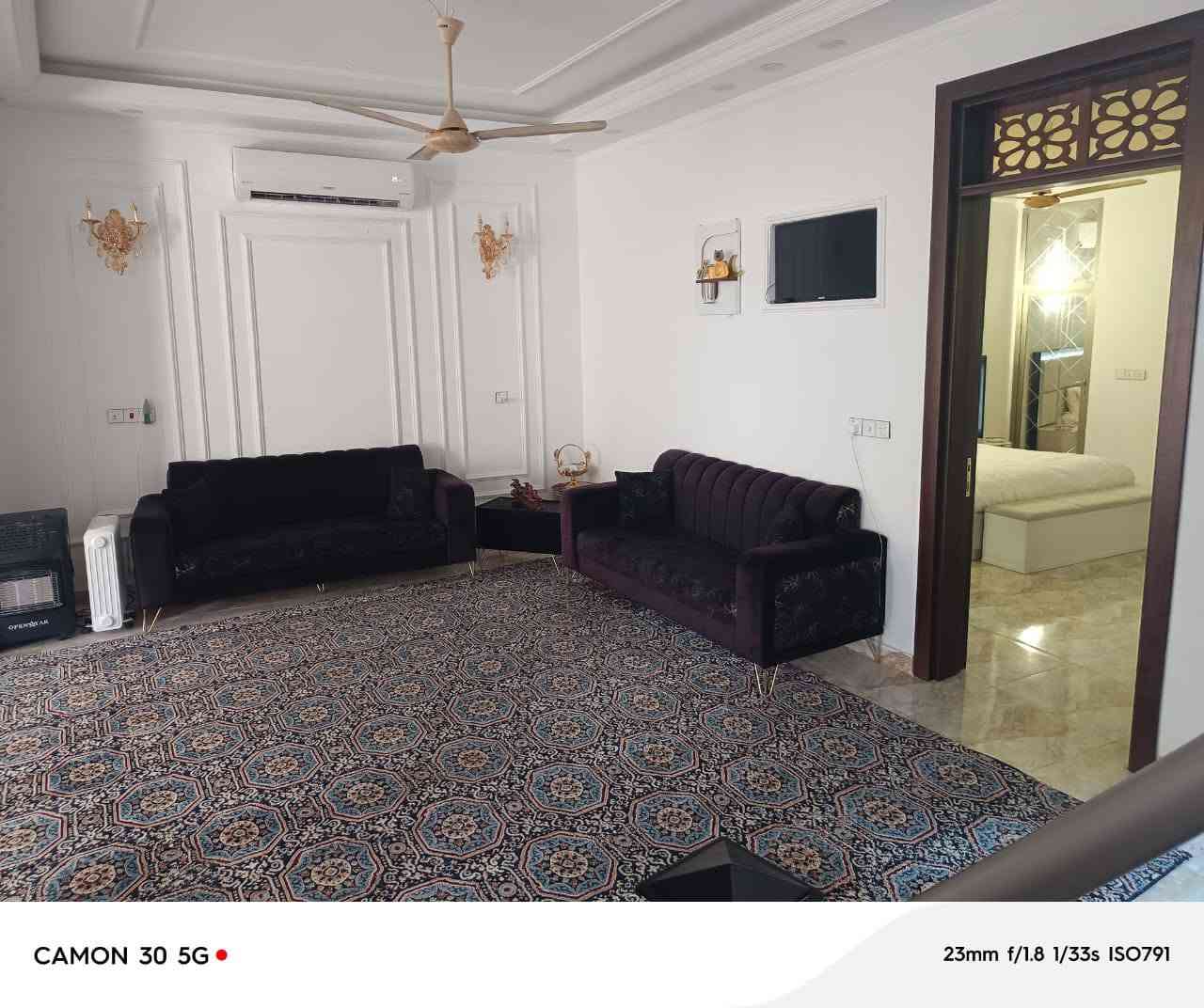 السلام عليكم بيت للبيع مساحته 191 متر طابو زراعي سند 25 طابقين الطابق الاول غرفة نوم سويت وهول مفتوح على الصاله ومطبخ وصحيات وطارمه وحديقة والطابق الثاني غرفة نوم سويت وبيتونه بناء حديث درجه اولى موقع زوير الغربي شارع أسواق مارينا تبليط خدمات كامله موقع كلش حلو تفاصيل اكثر الاتصال *********** بي واتساب أو خاص موجود
